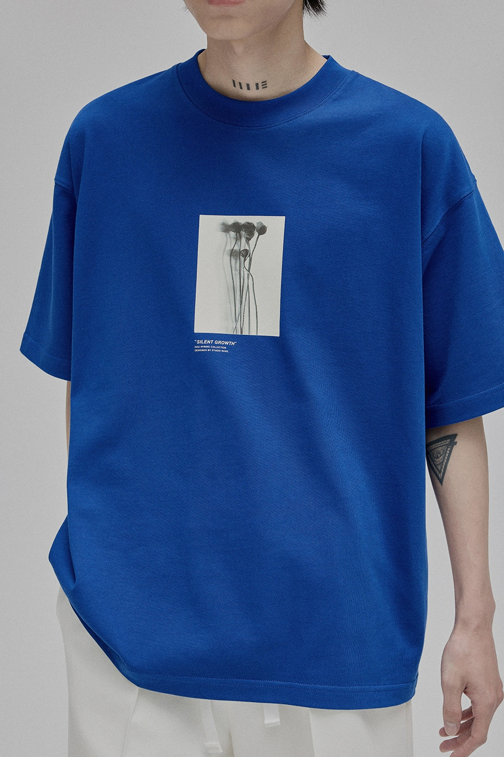 Camiseta de manga corta con estampado de silueta floral