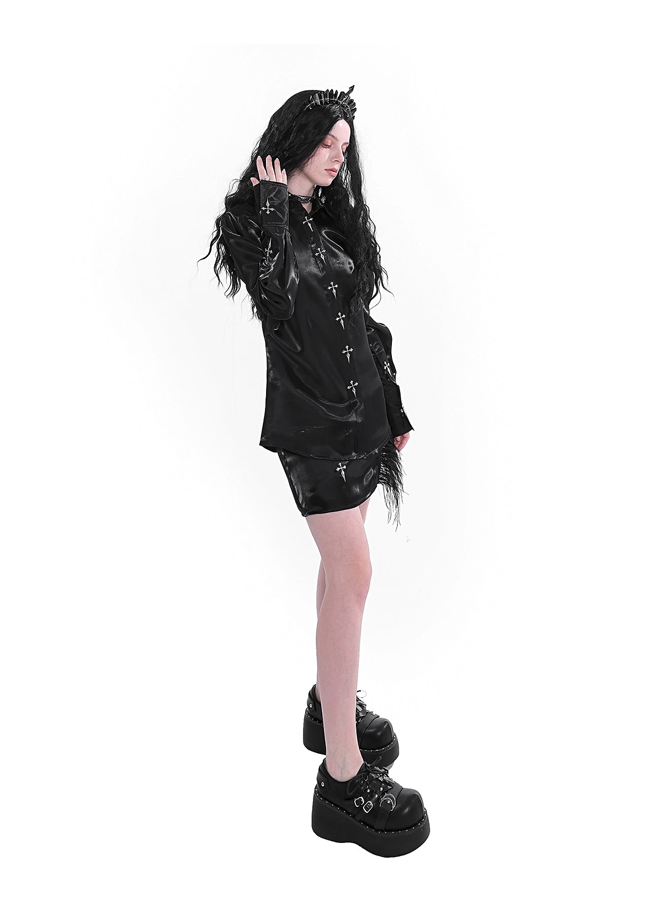 Yubaby Gothic Cross-Embroidered Satin-Hemd-Langarmbutton mit Federverkleidung