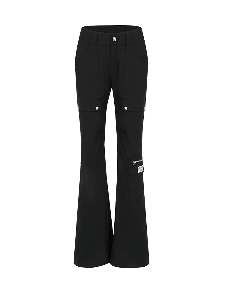 Pantalones de carga negros acampanados con múltiples bolsillos