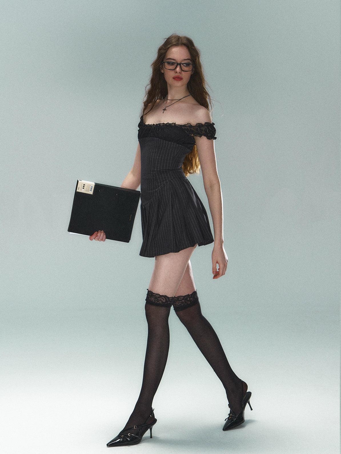Robe mini-robe à pinson en dentelle - manche de casquette pour femmes en ajustement carré et robe de cocktail évasée