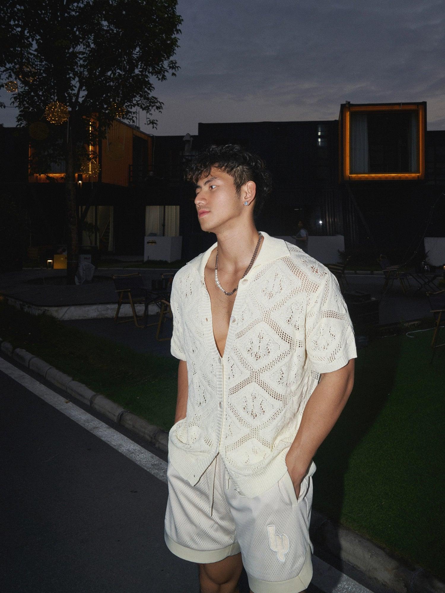 Weißes Button-Up-Hemd im Häkel-Stil