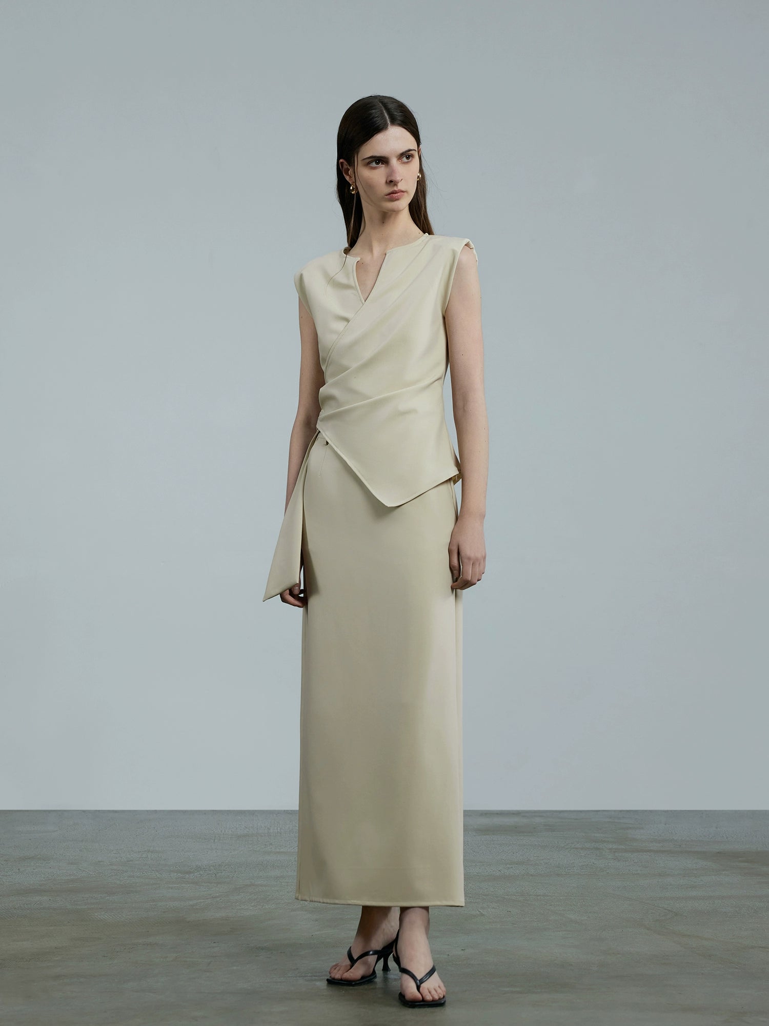 슬리브리스 V넥 롱스커트 슈트