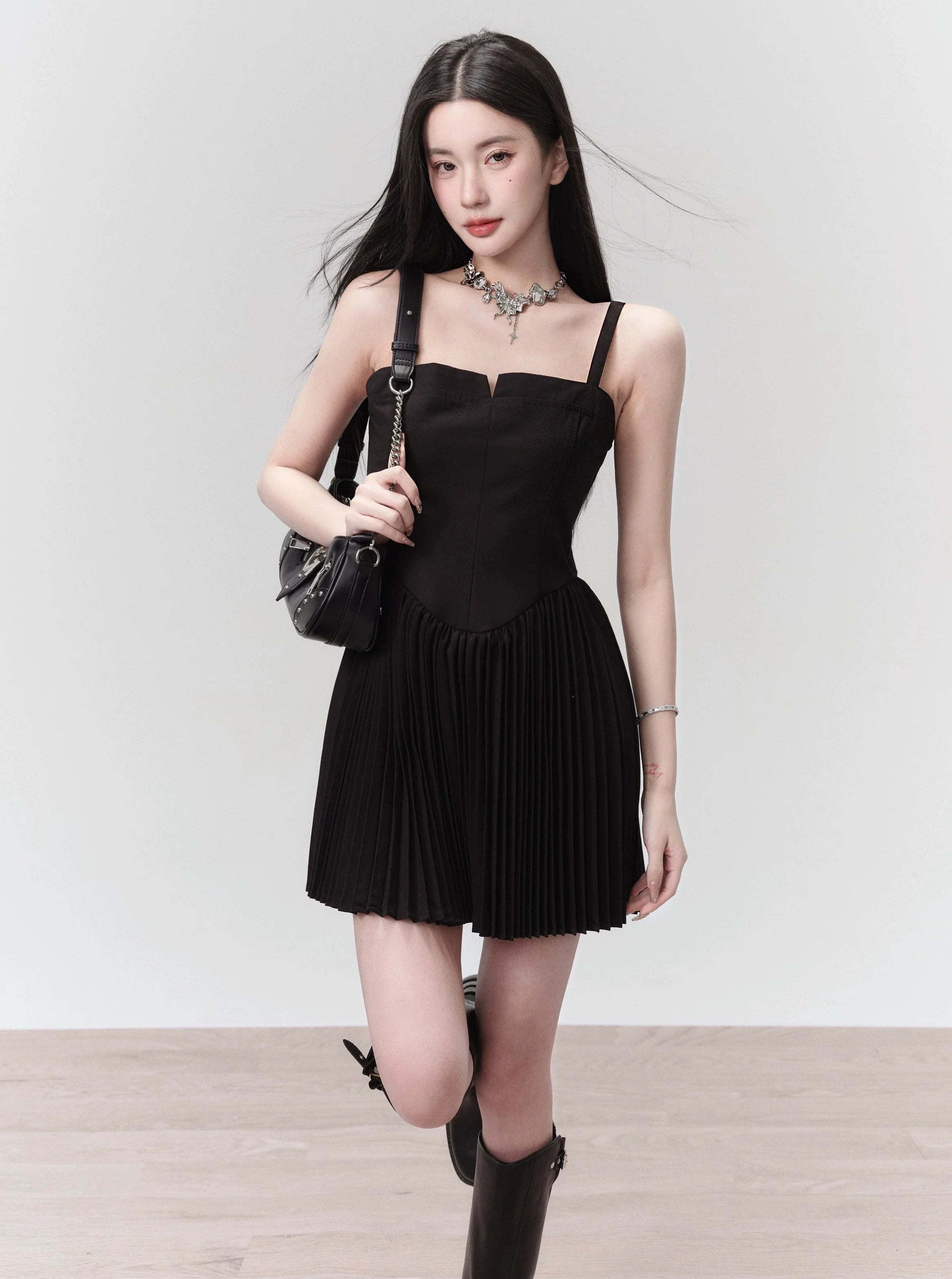 Mini vestido negro plisado con corpiño estructurado