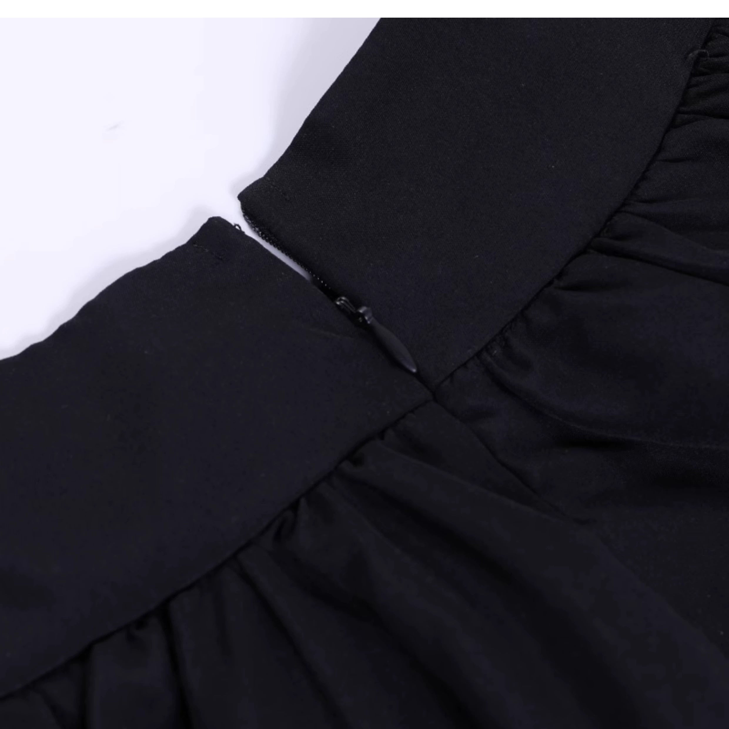 Wannathis Gothic Lolita Mini Jupe - Rouffle noire à la taille à lacets et chaînes transversales