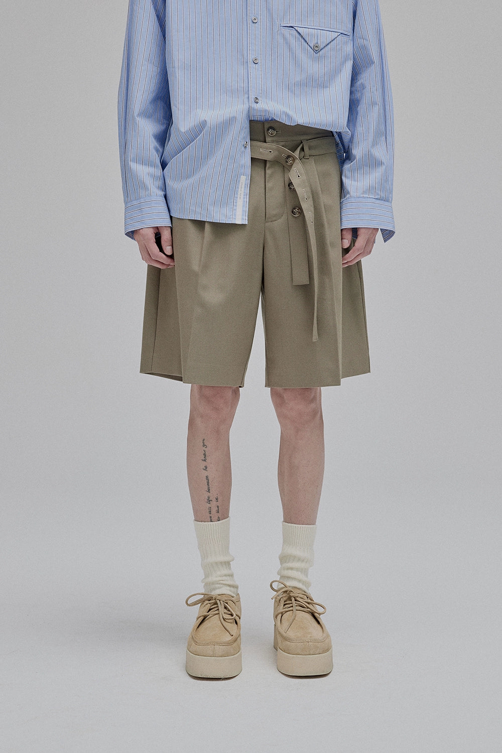 Pantalones cortos de longitud de longitud drapeada