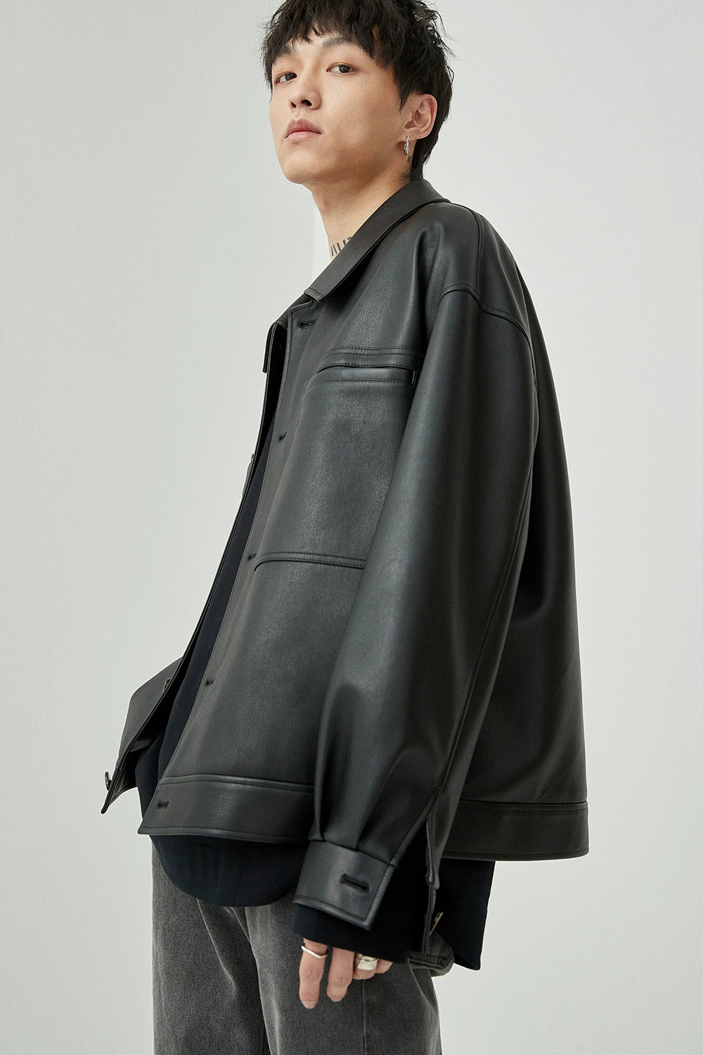 Chaqueta de cuero PU de gran tamaño de cuello cuadrado