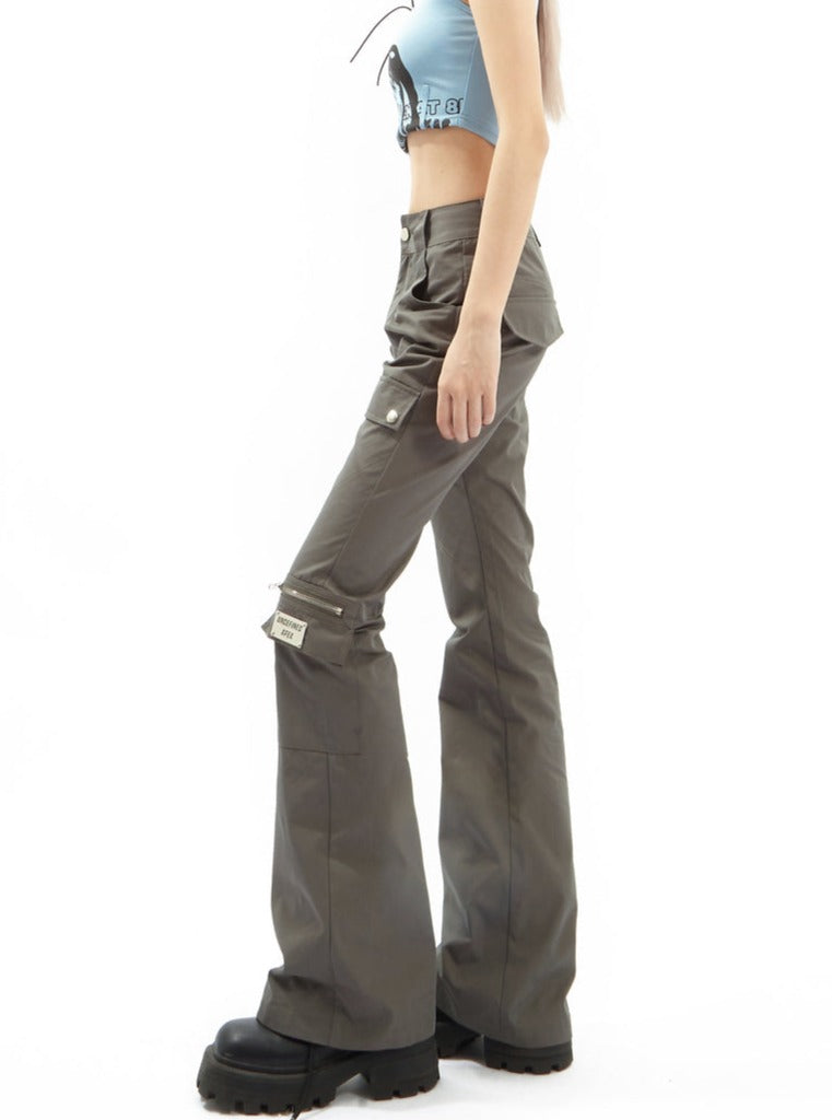 Pantalones de carga negros acampanados con múltiples bolsillos
