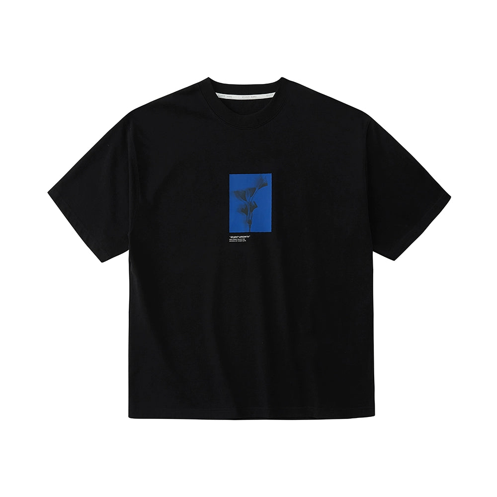 Camiseta de manga corta con estampado de silueta floral