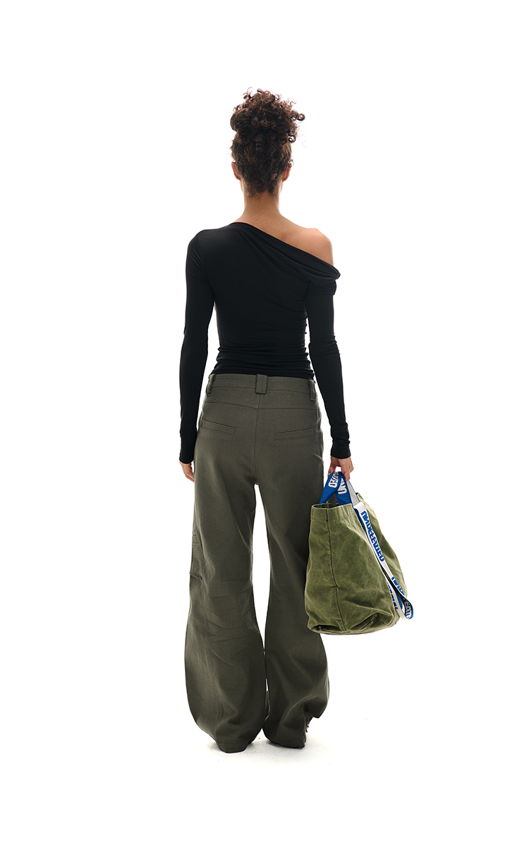 Décolleté asymétrique à manches longues