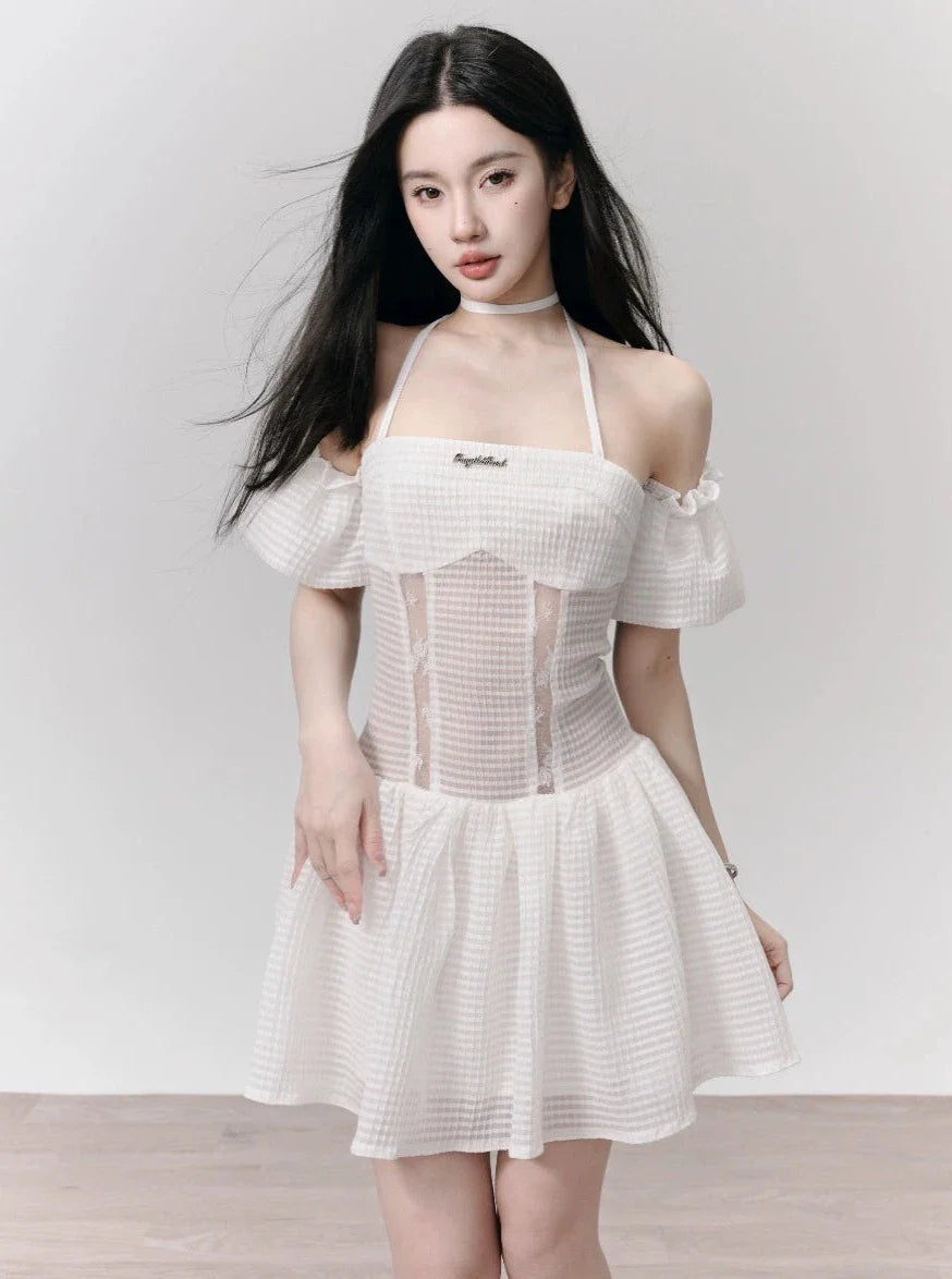 Weiße Ötenspitze Off-Shoulder Mini-Kleid mit Halsnackendetails