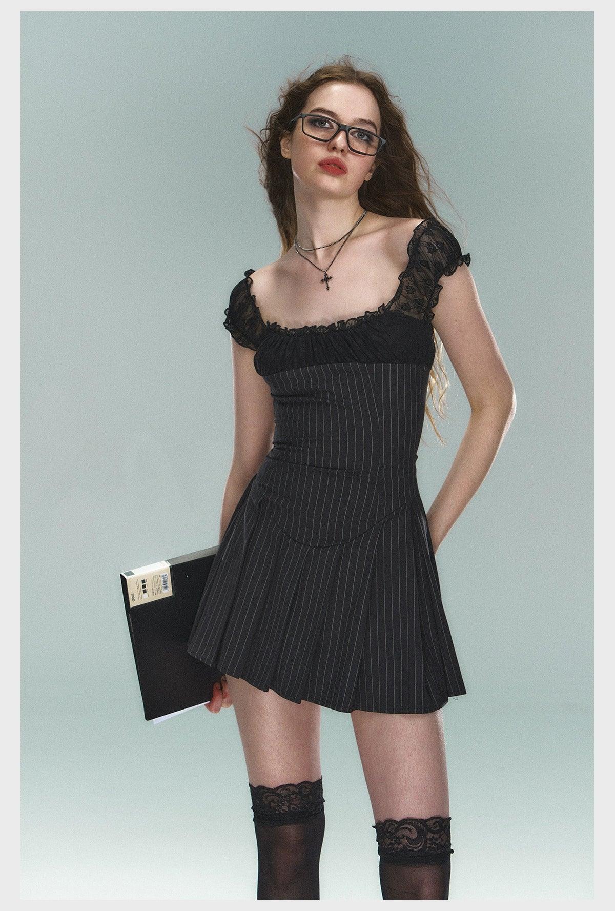 Robe mini-robe à pinson en dentelle - manche de casquette pour femmes en ajustement carré et robe de cocktail évasée
