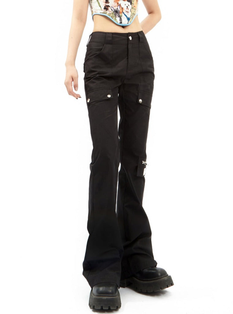 Pantalones de carga negros acampanados con múltiples bolsillos