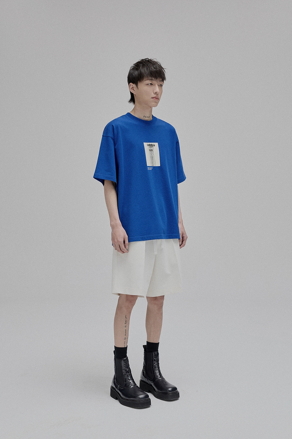 Camiseta de manga corta con estampado de silueta floral