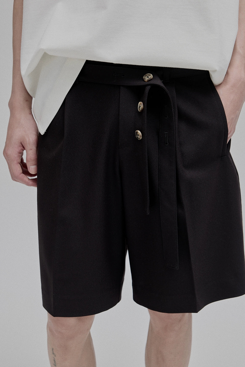 Pantalones cortos de longitud de longitud drapeada