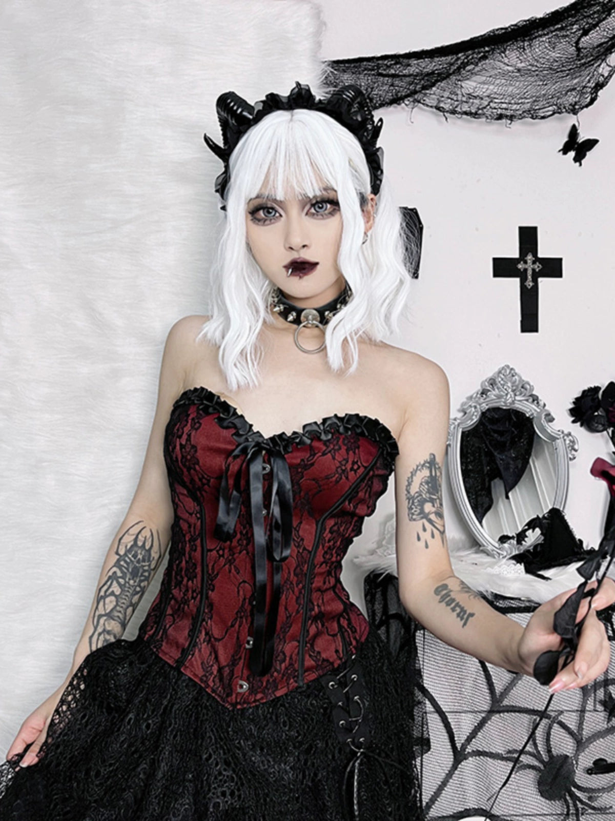 Wannathis Gothic Lacet-Up Corset - Bustier de brocade floral rouge et noir avec garniture à volants