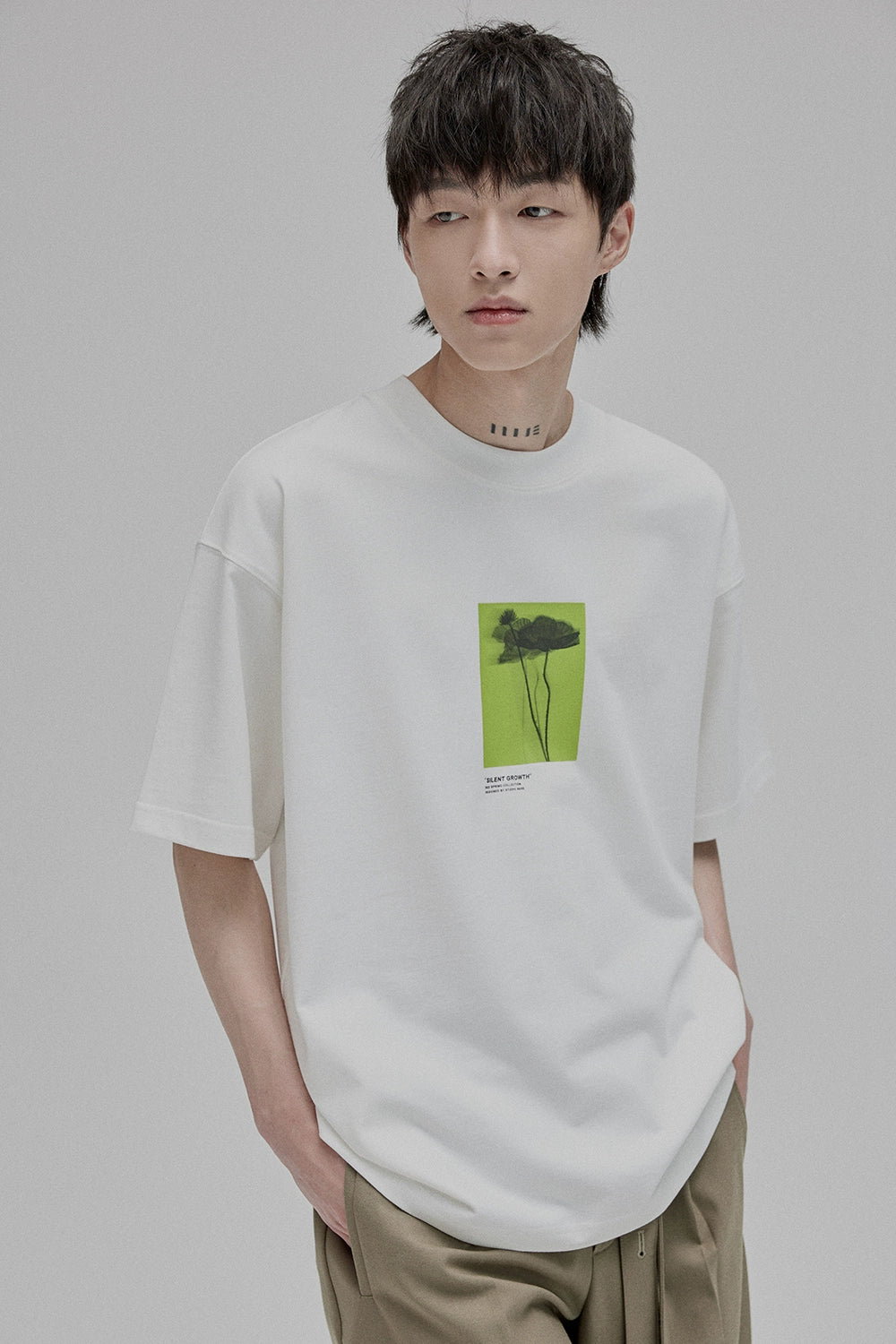 Camiseta de manga corta con estampado de silueta floral
