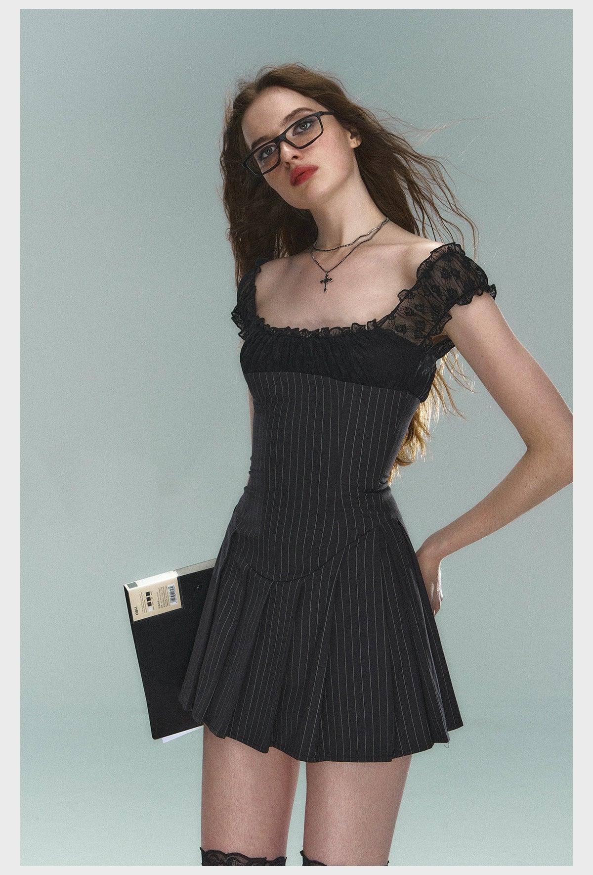 Robe mini-robe à pinson en dentelle - manche de casquette pour femmes en ajustement carré et robe de cocktail évasée