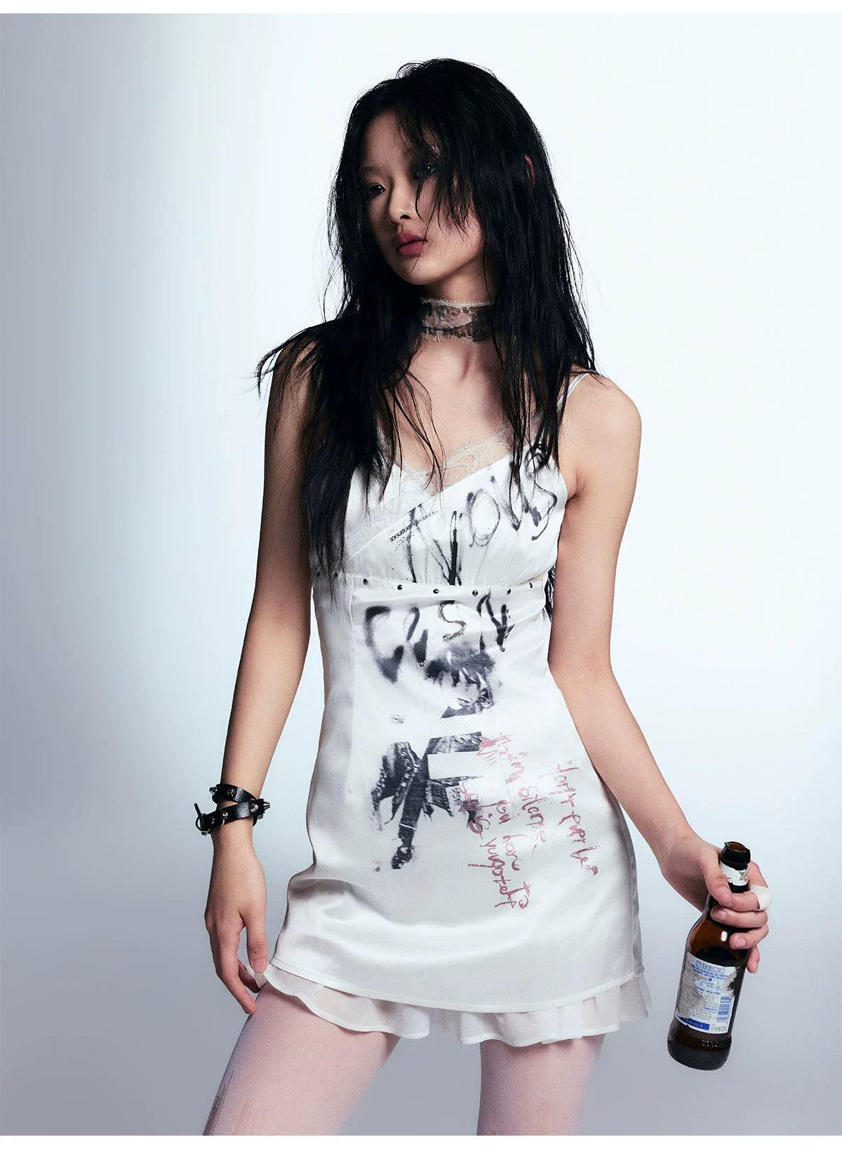 Cest Nous White White Distaded Graphic Tank Tank Tank - Mini Bodycon con estampado de grunge