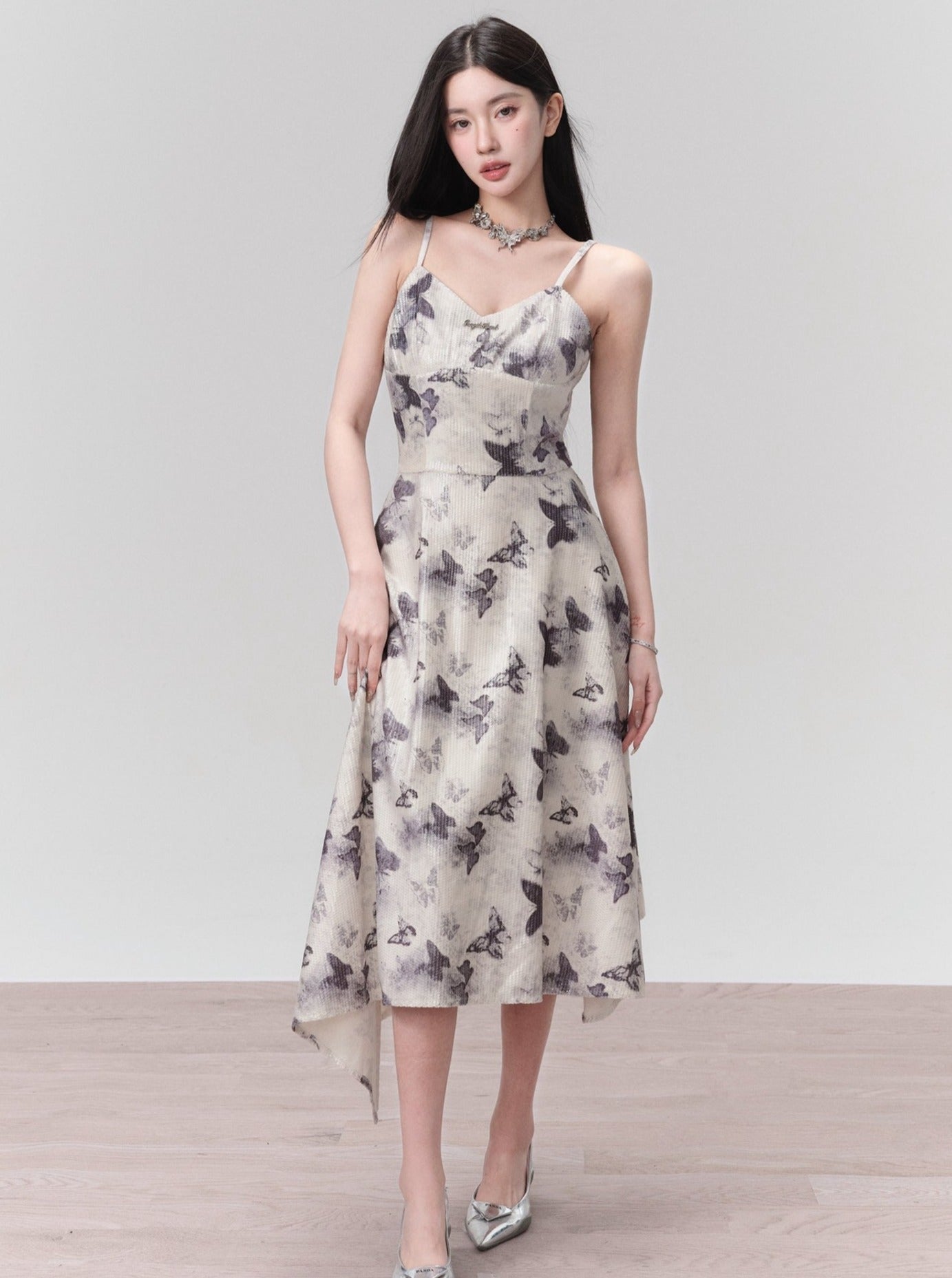 Vestido de correa de espagueti con estampado de mariposa con dobladillo con volantes