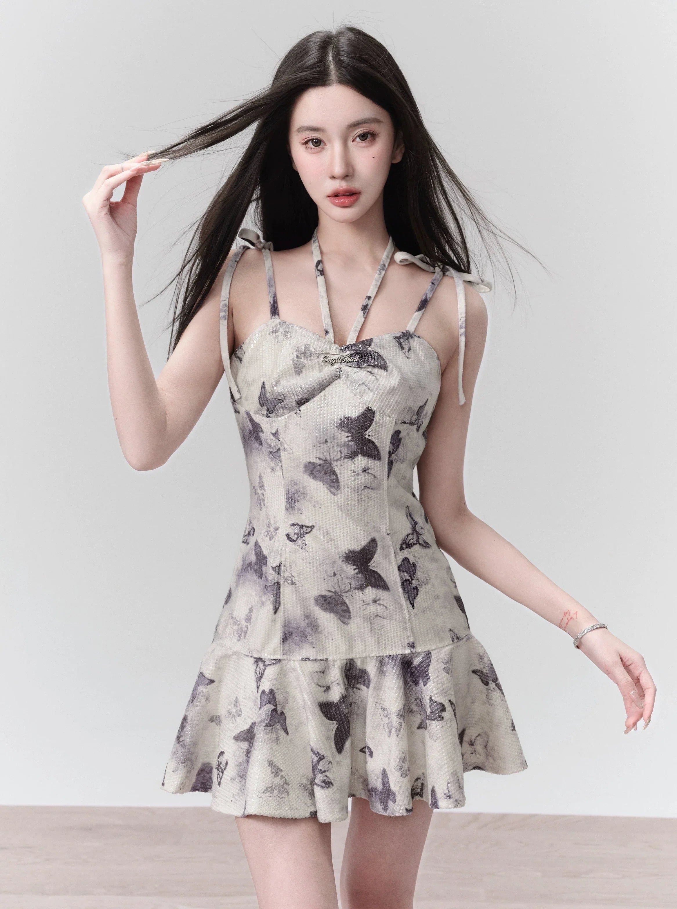 Vestido de correa de espagueti con estampado de mariposa con dobladillo con volantes