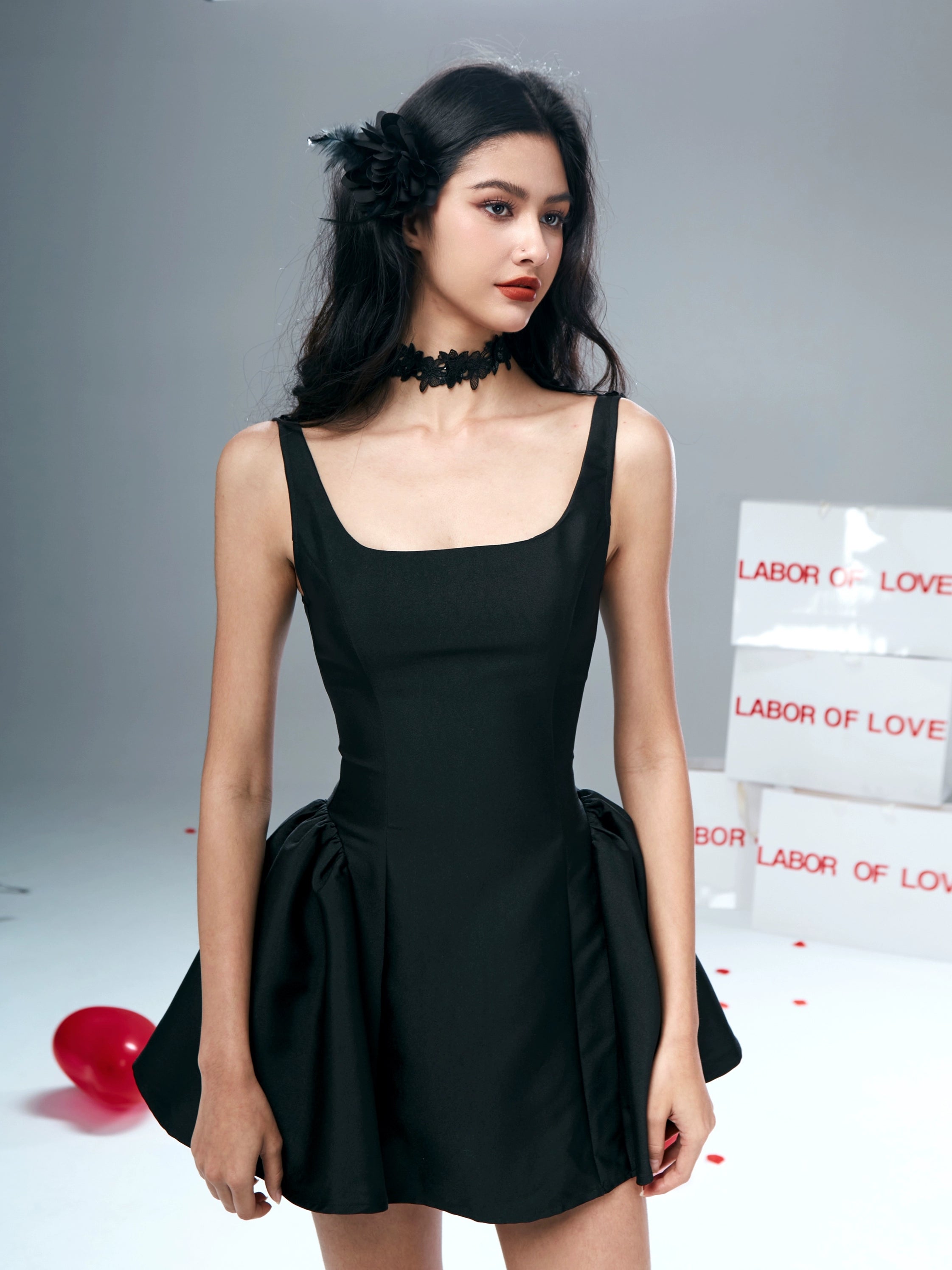 Off-theulder-schwarzes Blumen-Mini-Kleid