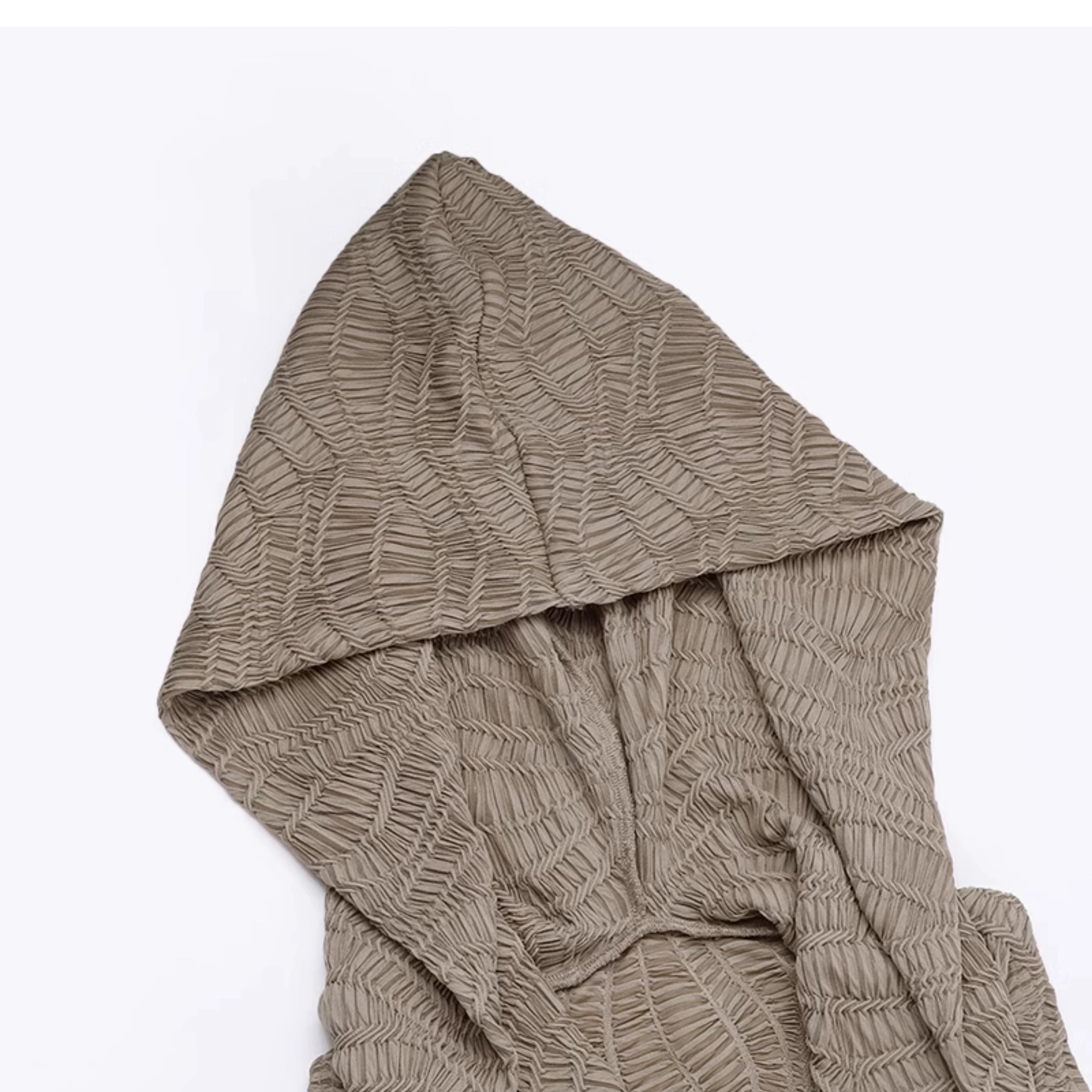 Wannathis Avantgarde -Kapuze Maxi Kleid - Taupe kaltes Schulterkleid mit Rüschendetails