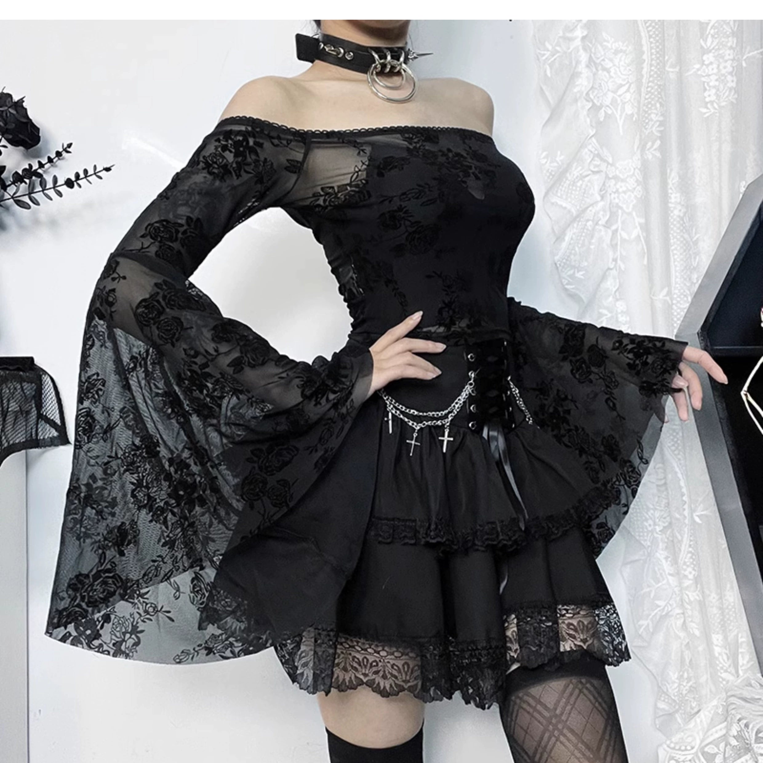 Wannathis Gothic Lolita Mini Jupe - Rouffle noire à la taille à lacets et chaînes transversales