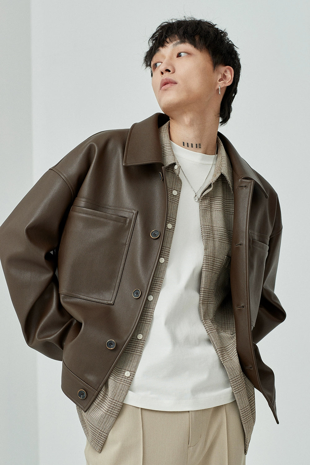 Chaqueta de cuero PU de gran tamaño de cuello cuadrado