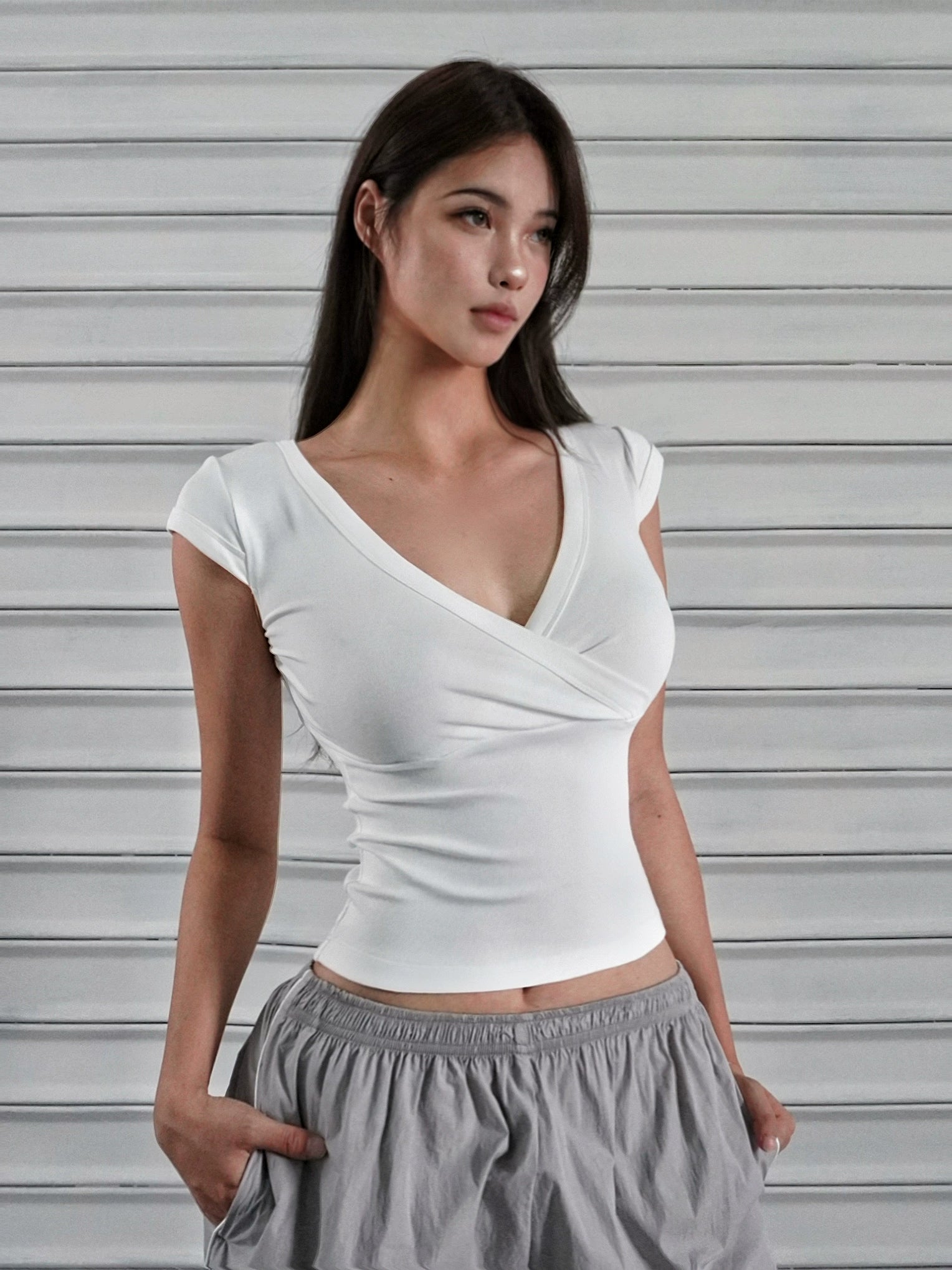 로우컷 크로스 V넥 반팔 상의