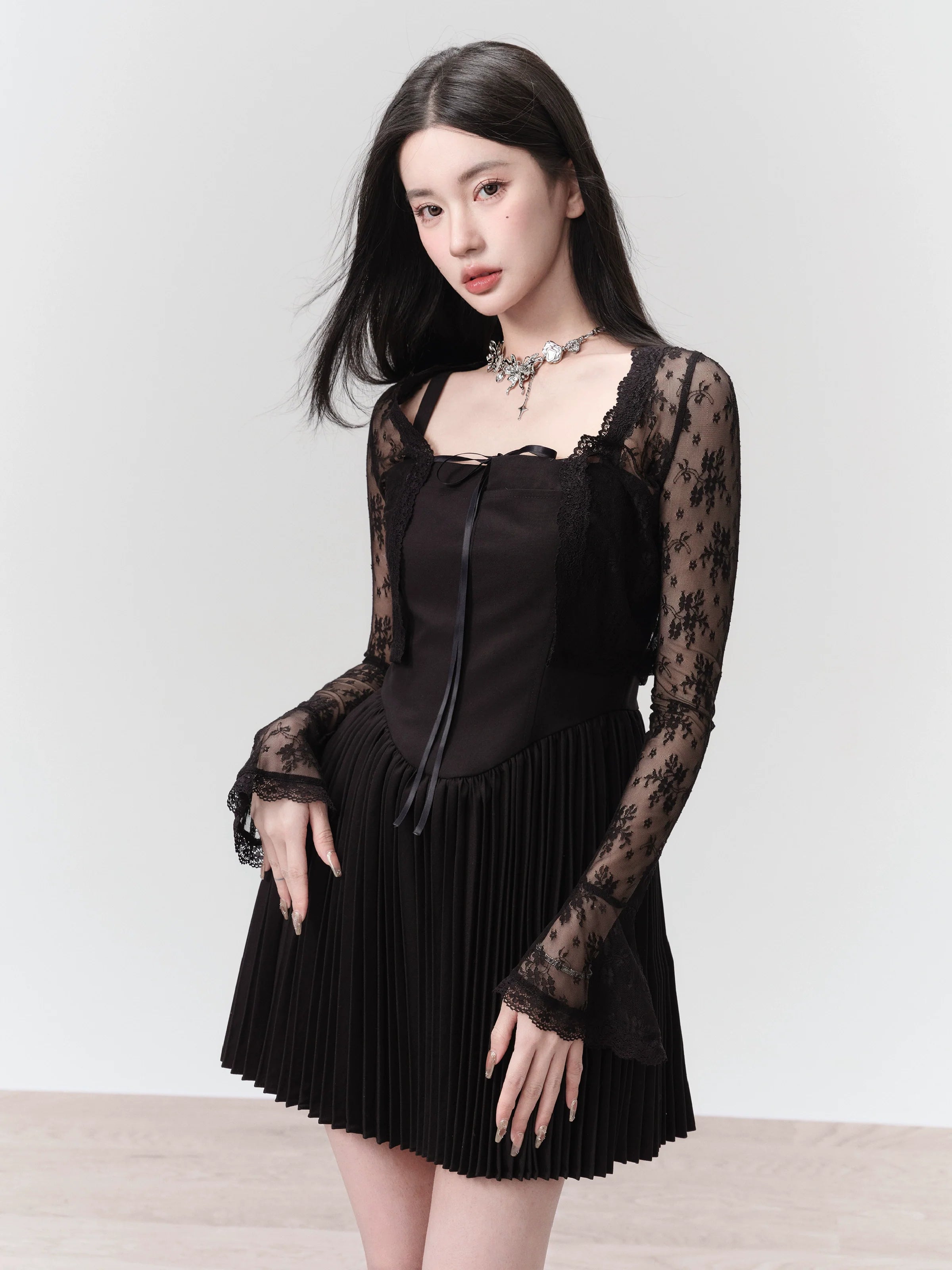Mini vestido negro plisado con corpiño estructurado