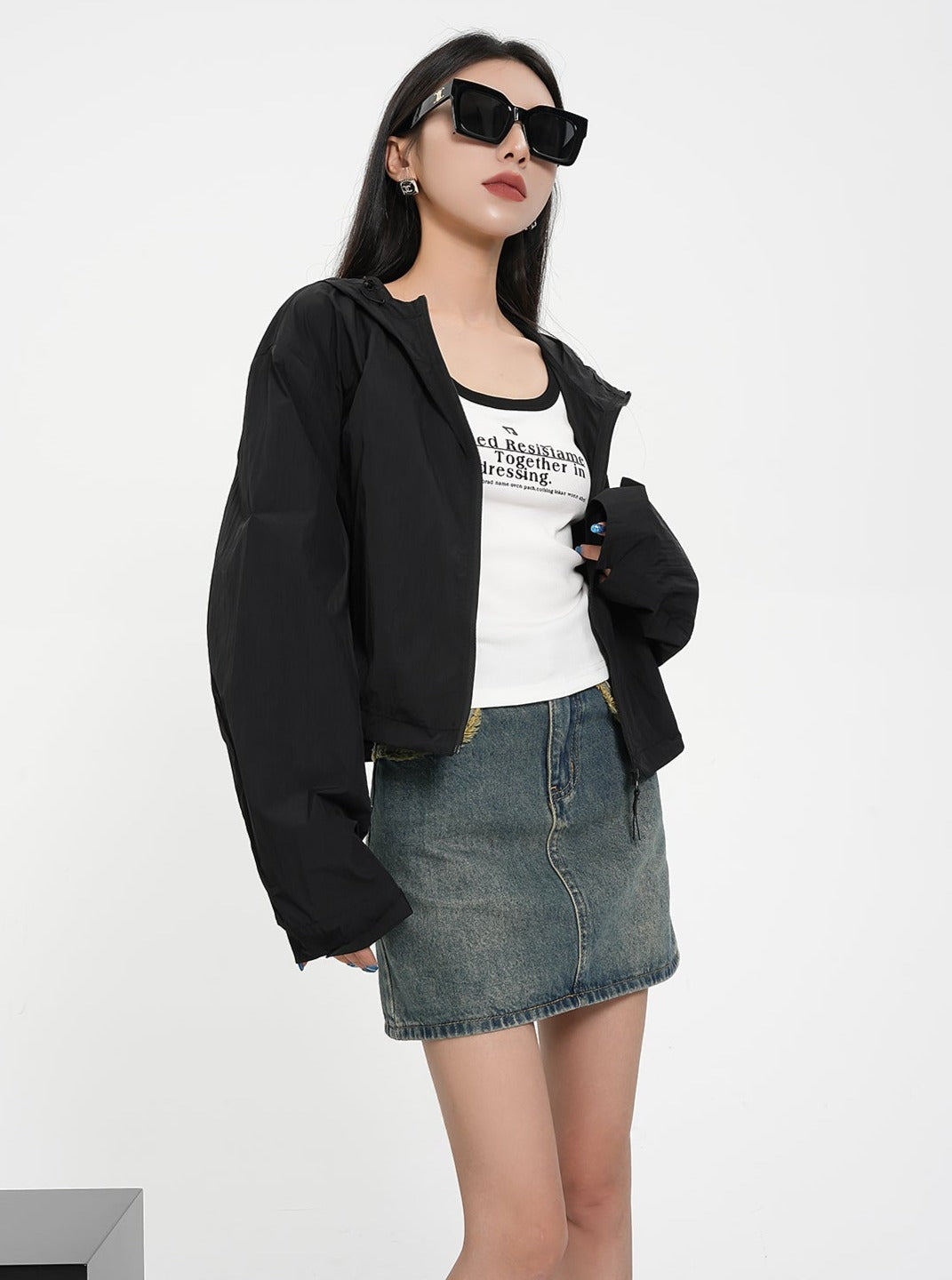 텍스처드 콘트라스트 듀오: 아이보리 퍼프 슬리브 크롭 블라우스 & 블랙 퀼팅 봄버 재킷 세트