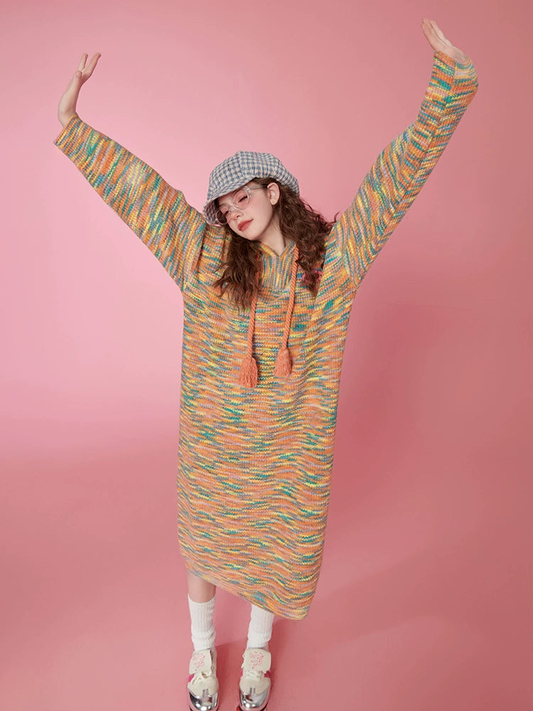 Vestido midi de suéter con capucha