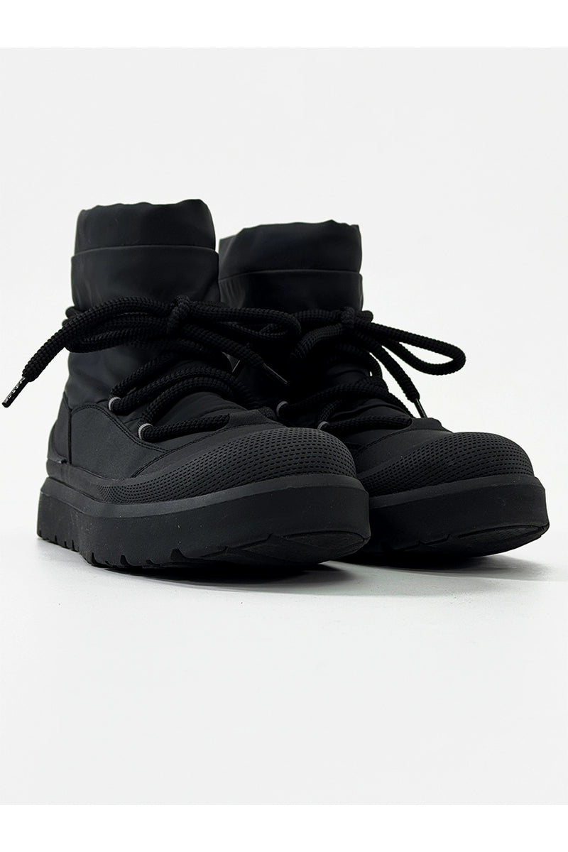 Black Winter Boots with Chunky Soles and Fleece Lining