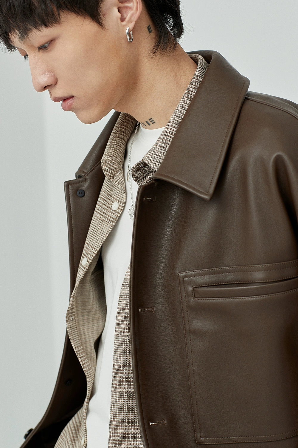 Chaqueta de cuero PU de gran tamaño de cuello cuadrado