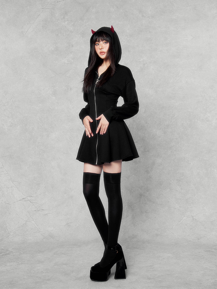 Vestido de sudadera con capucha del ala de diablo