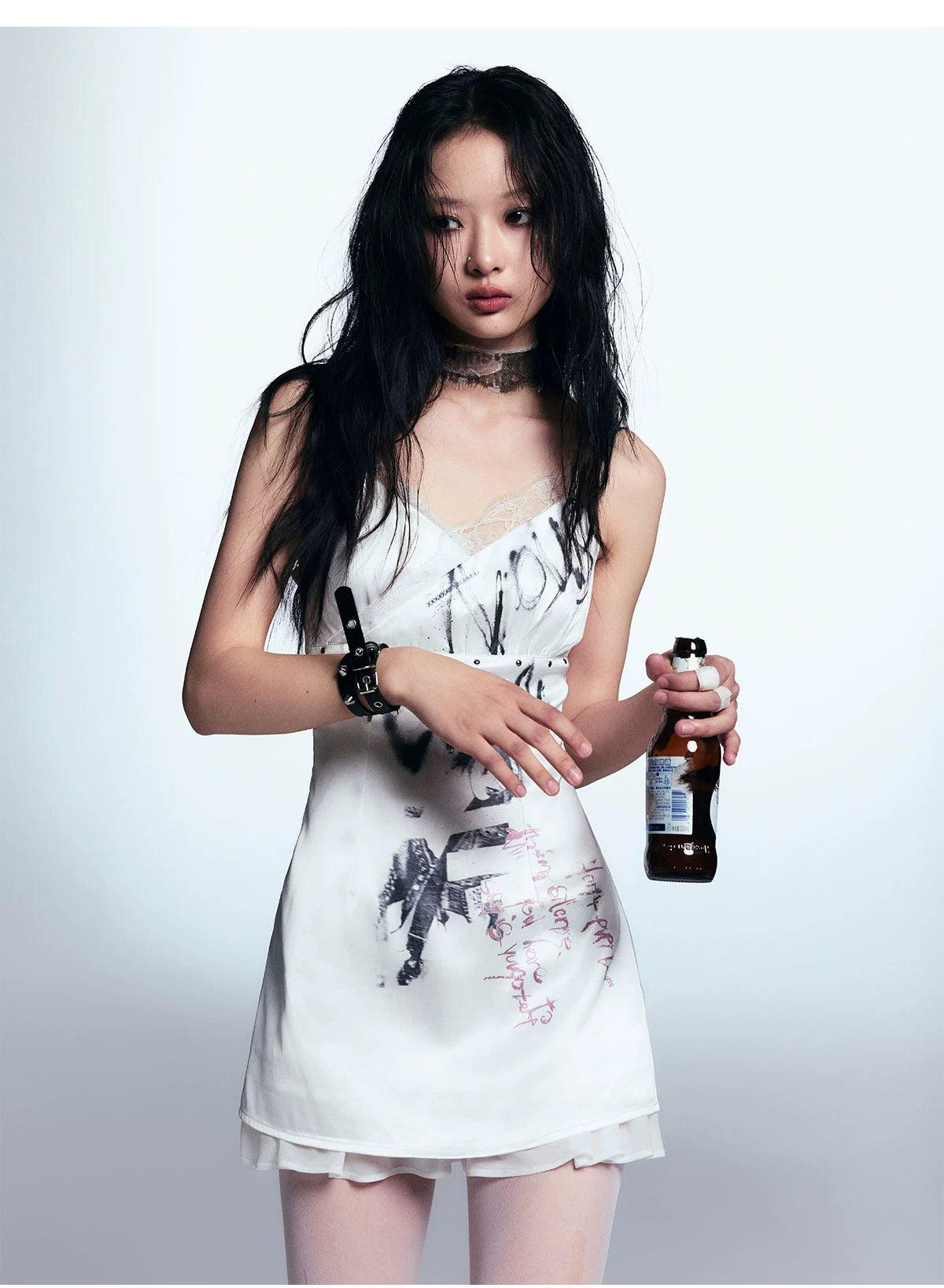 Cest Nous White White Distaded Graphic Tank Tank Tank - Mini Bodycon con estampado de grunge