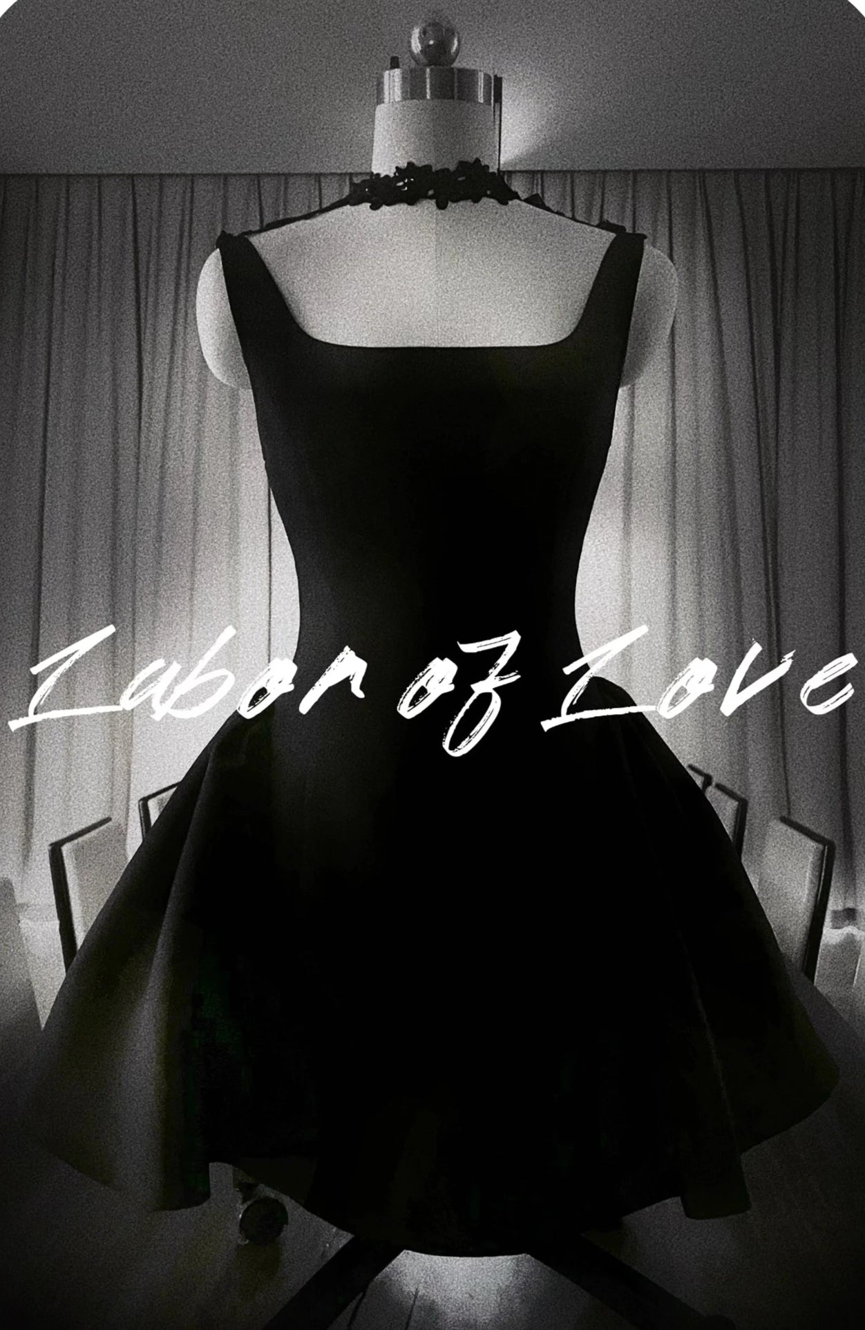 Off-theulder-schwarzes Blumen-Mini-Kleid