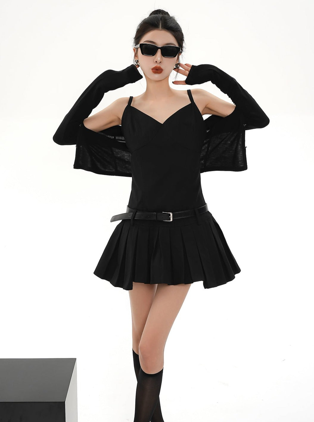 Flirty Fit & Flare Duo: White Strapless Corset Mini Vestido y vestido de patinador sin mangas negras