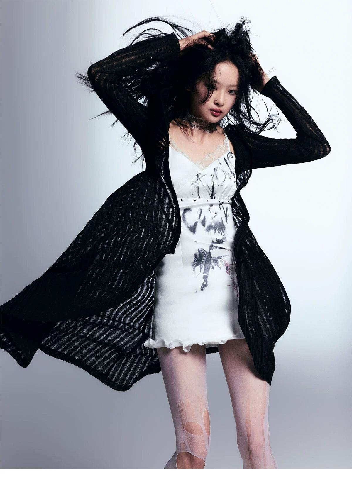 Cest Nous White White Distaded Graphic Tank Tank Tank - Mini Bodycon con estampado de grunge