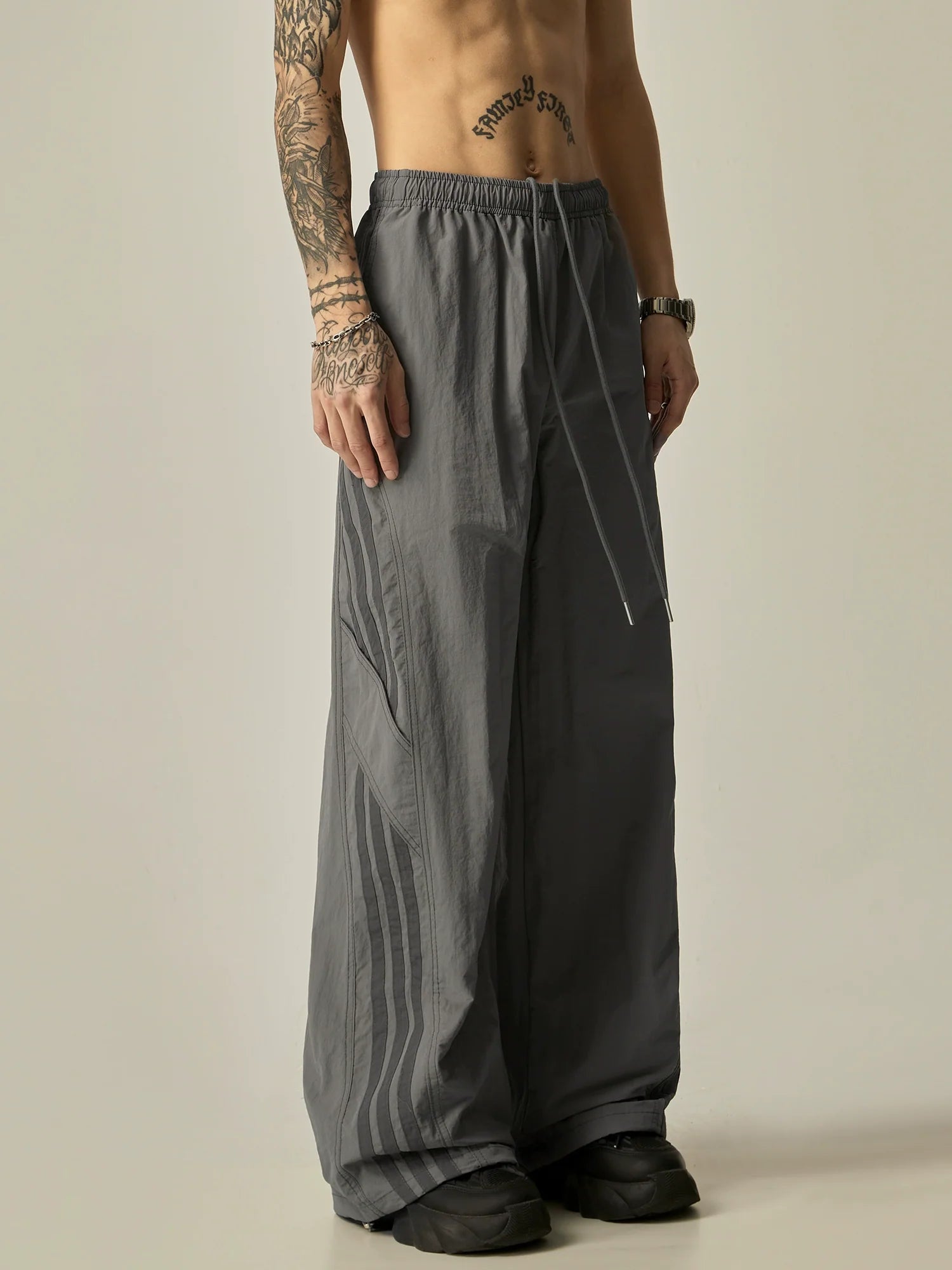 Pantalones de rayas atléticas de pierna ancha