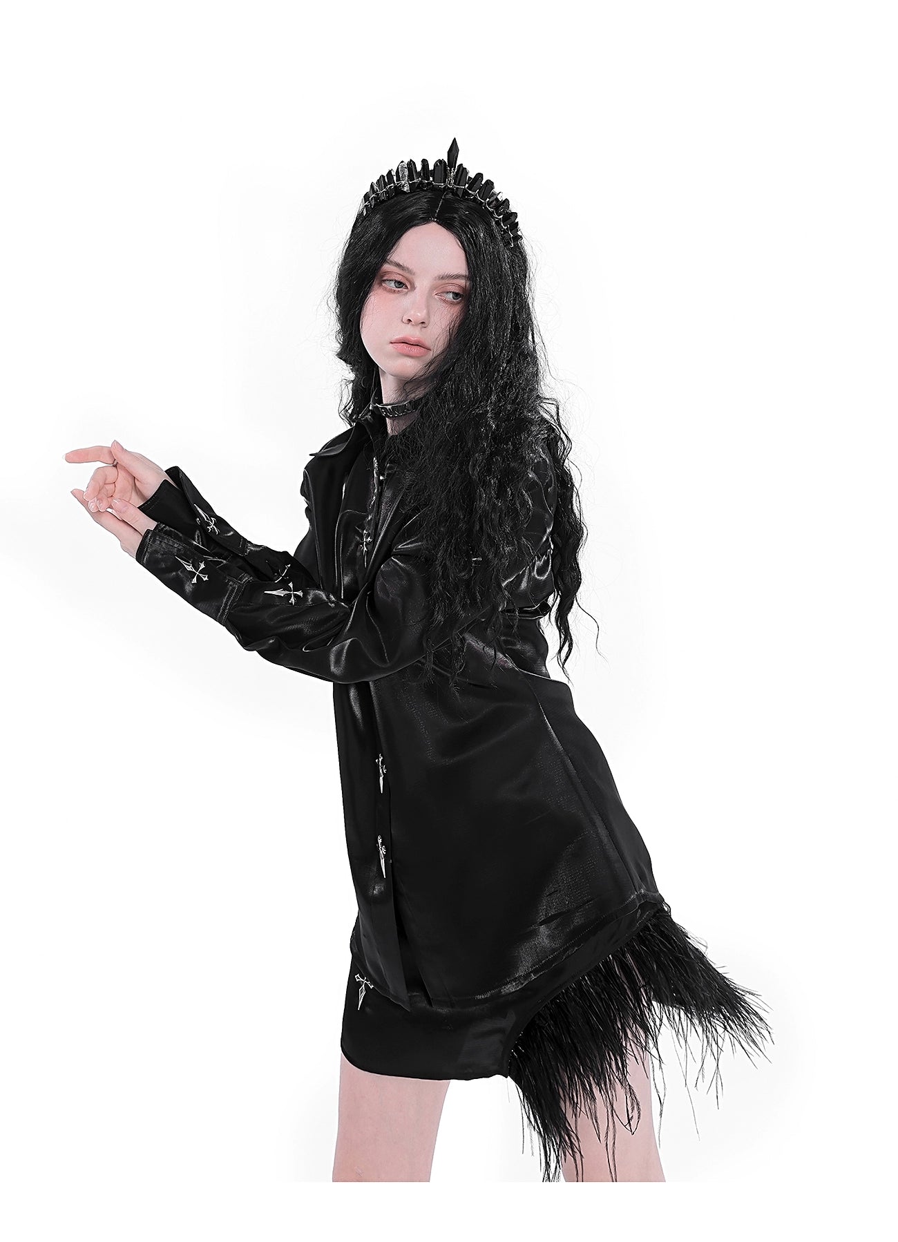 Yubaby Gothic Cross-Embroidered Satin-Hemd-Langarmbutton mit Federverkleidung