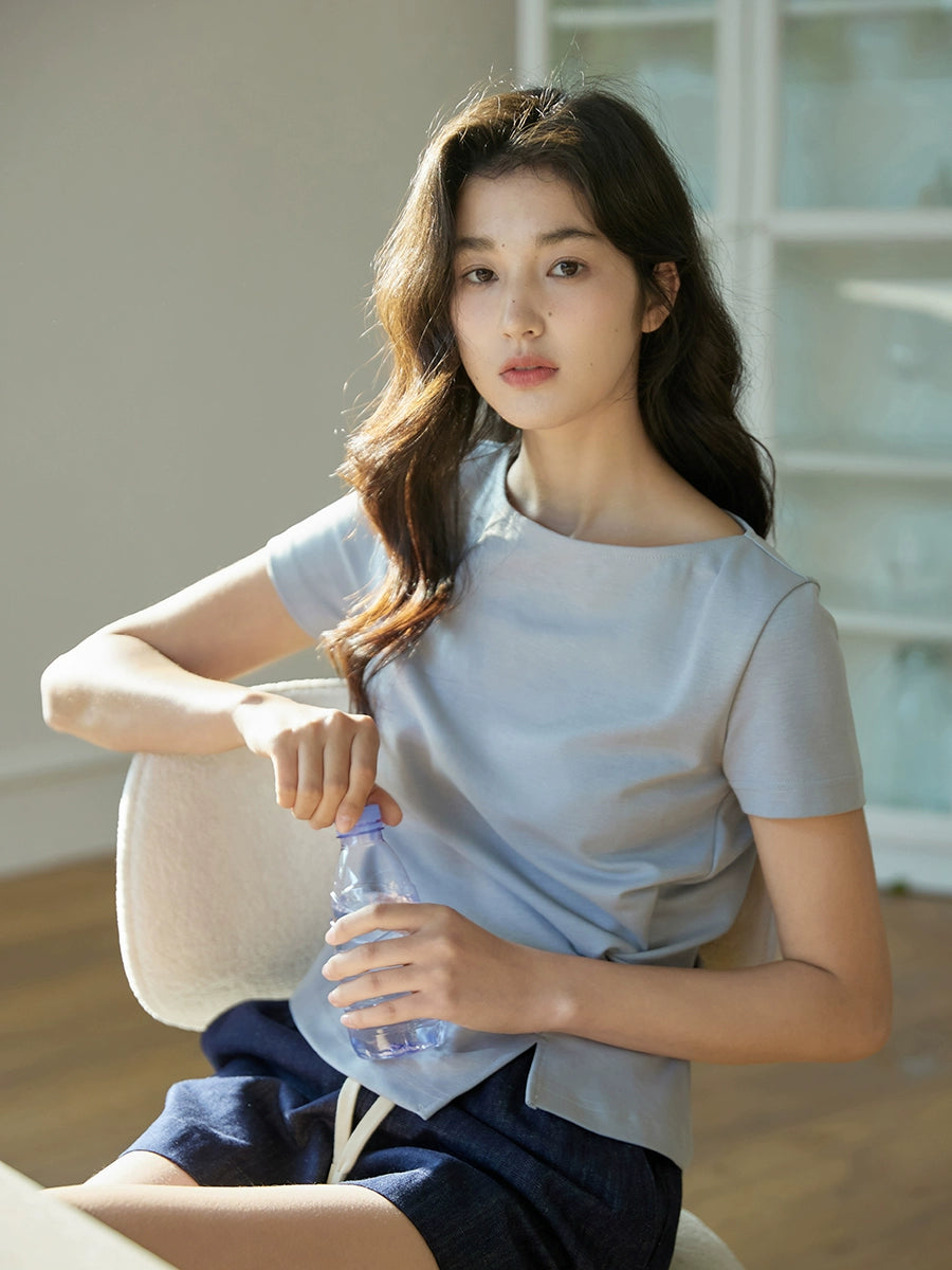 Short-Sleeve Top with a Side Knot and Front Slit Detail