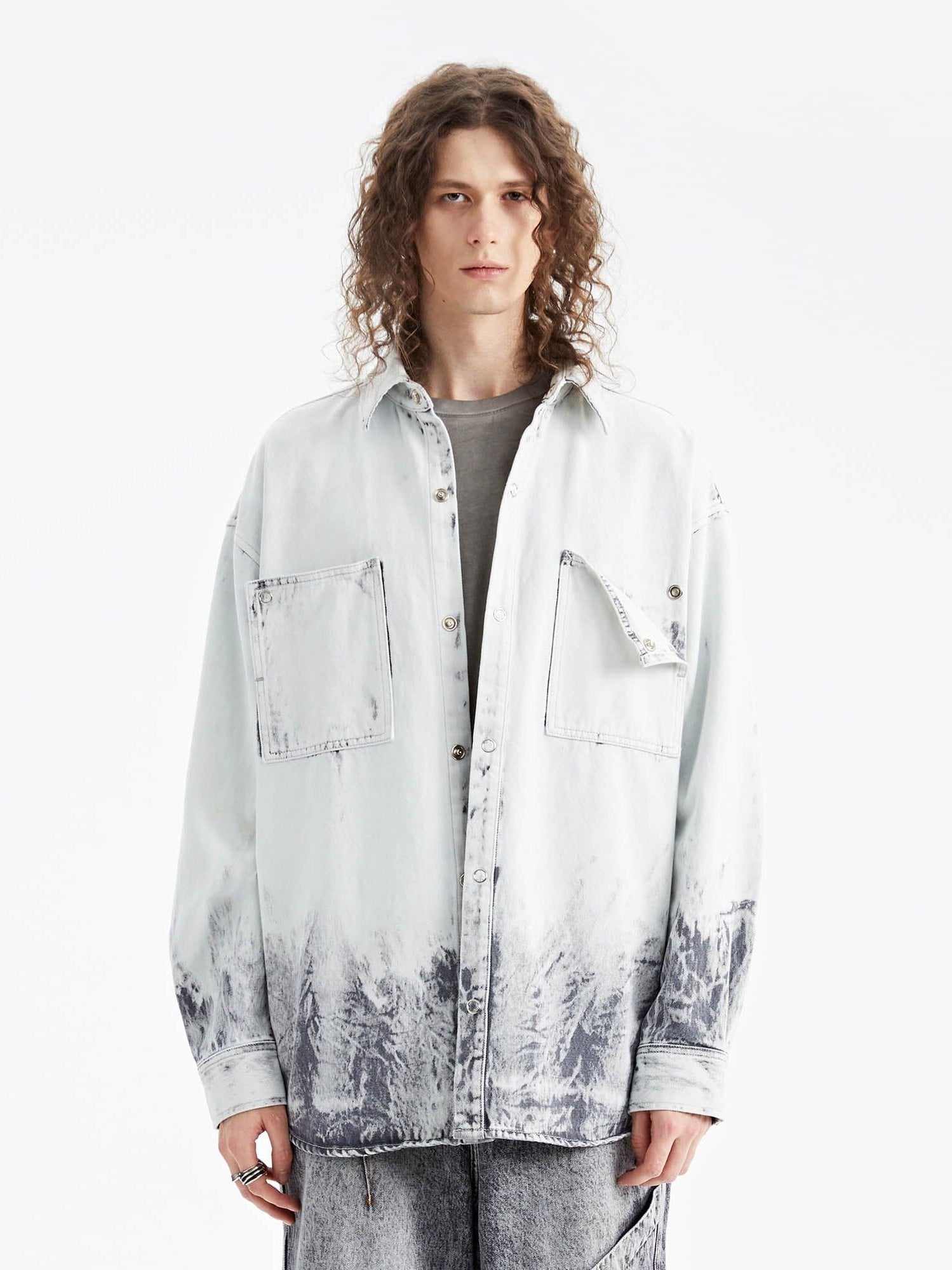 Camisa de gran tamaño de mezclilla blanqueada