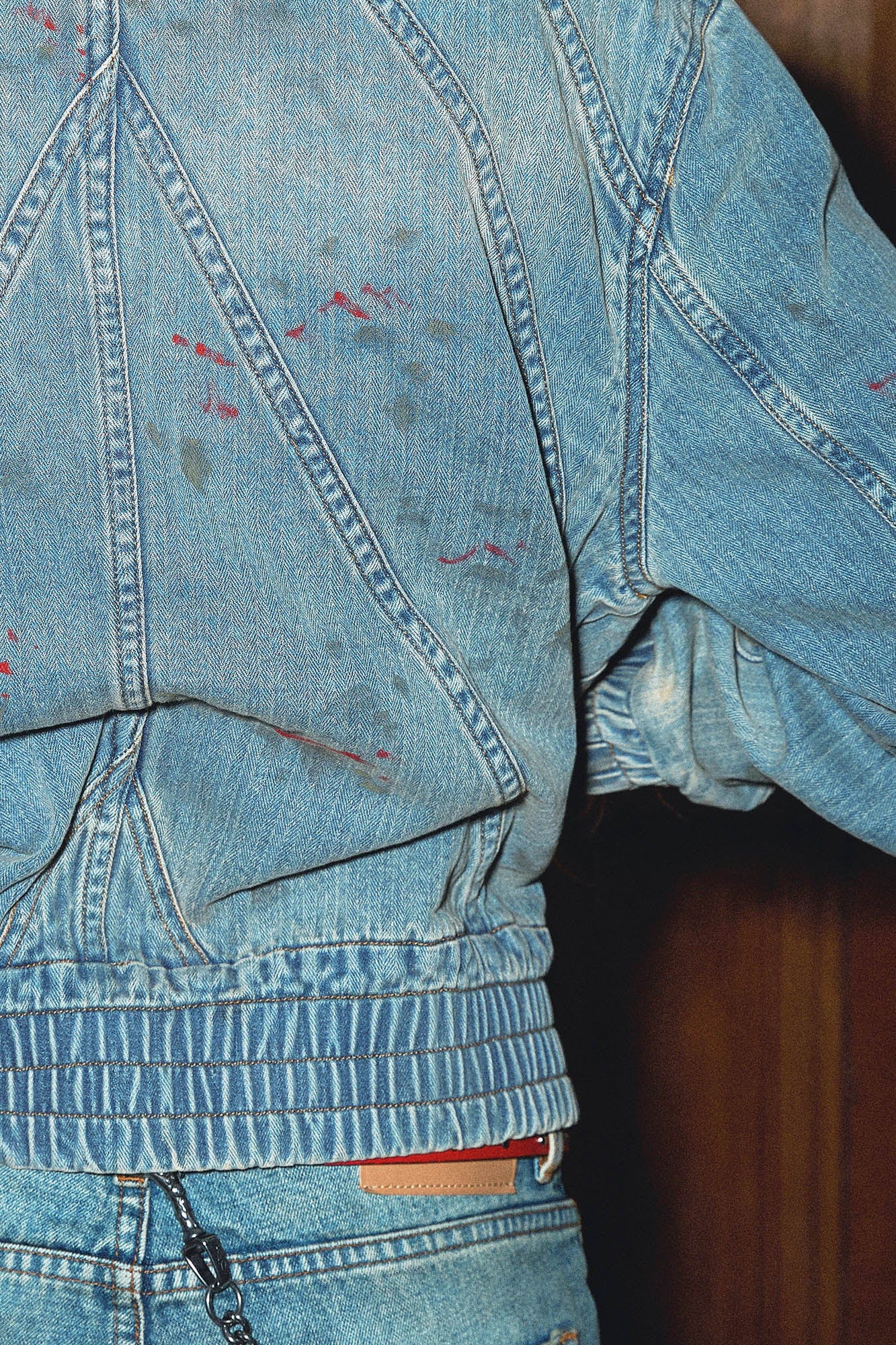 Bomber en jean de peinture éclaboussante