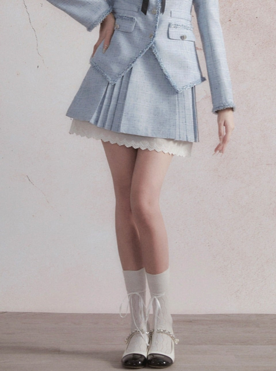 Blazer en tweed bleu pastel et jupe plissée avec garniture en dentelle