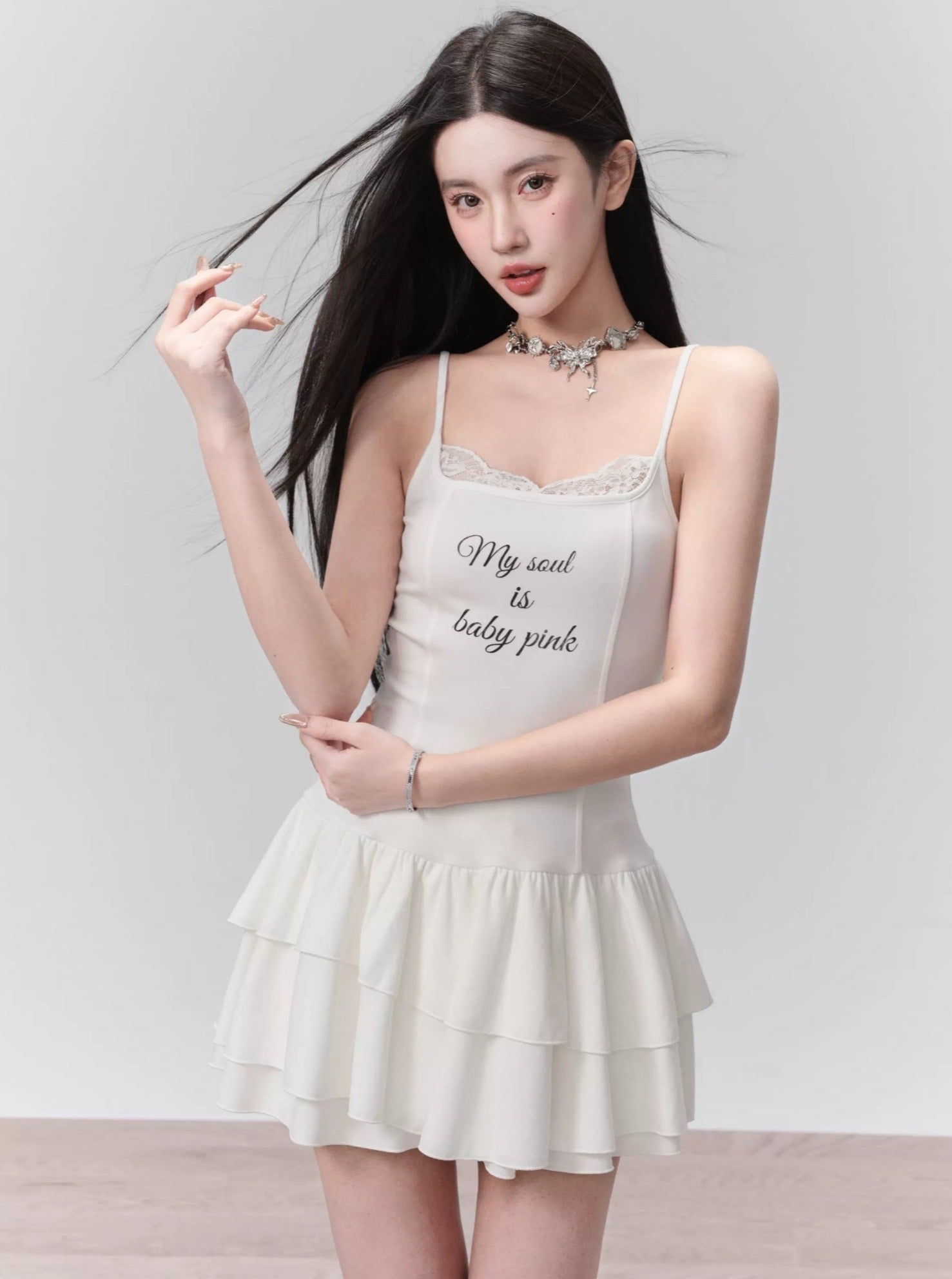 Corcha de espagueti con volantes blancos mini vestido con estampado de eslogan