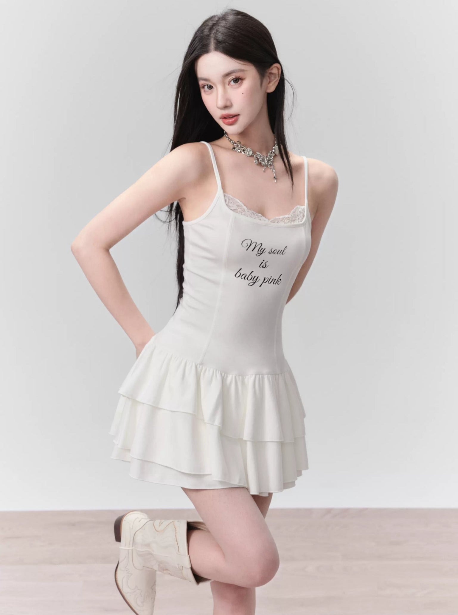 Corcha de espagueti con volantes blancos mini vestido con estampado de eslogan