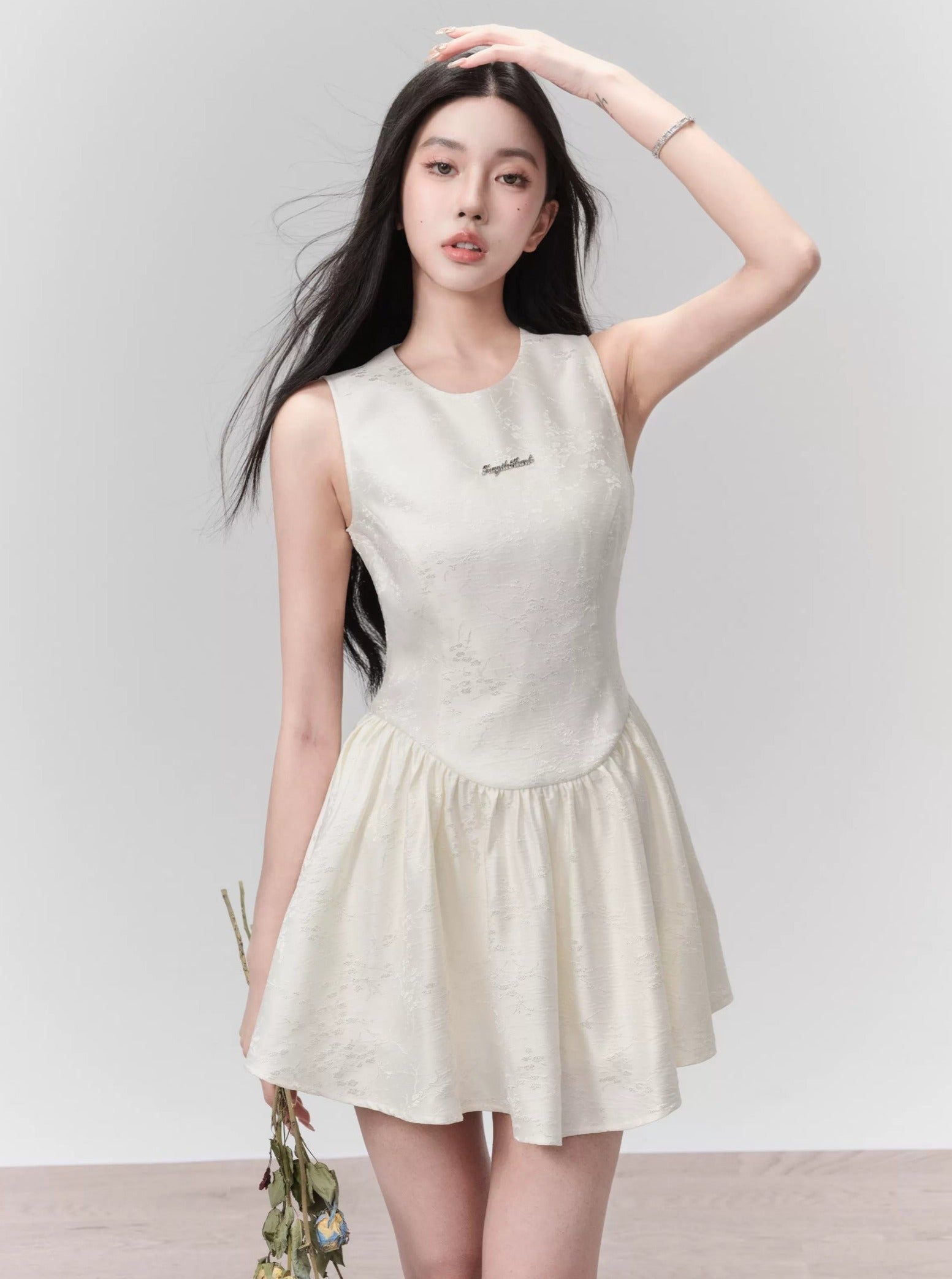 Mini vestido blanco sin mangas y brote