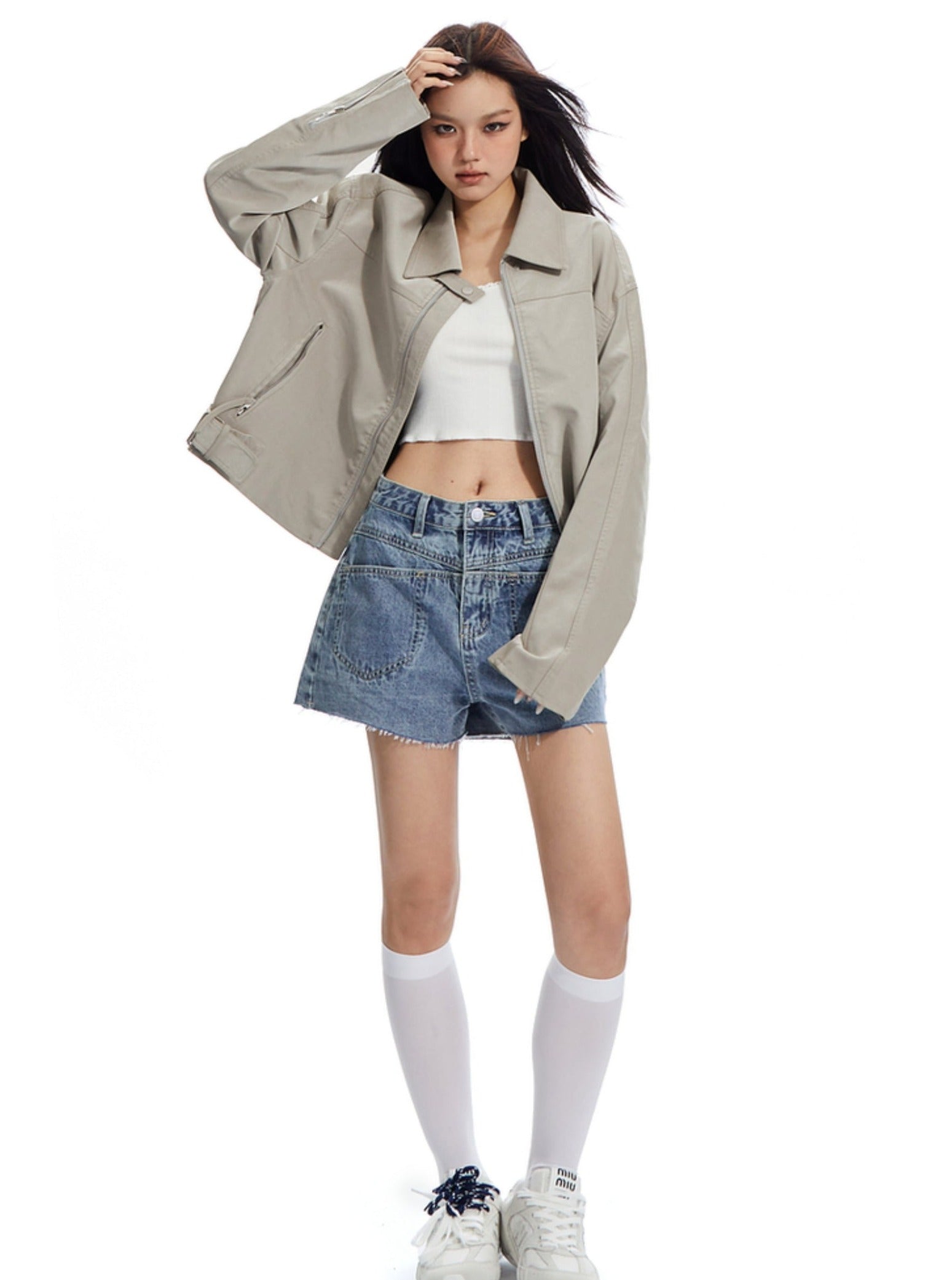독특한 허리띠 디테일이 있는 하이웨이스트 데님 반바지