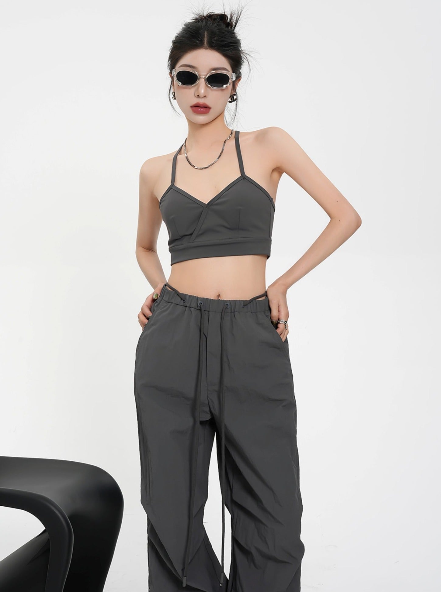 Dúo versátil de bralette: top de cultivo atlético de cuello en V carbón y encaje negro longline set